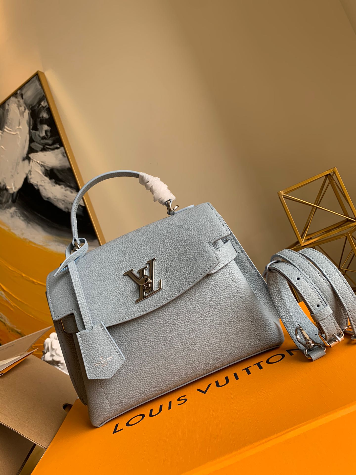 NO:395647,[Exclusive real photo M53937] Picture zp packaging M53950 uses grain calf leather to combine elegant appearance and practical functions. Soft details such as LU locks and key bags set off simple lines, and the crisp structure brings abundant capacity. Easily switch the carrying method and travel as you like. Size 28 * 20 * 10. 5 cm with zp packaging.,LV [original leather],louis vuitton,cowhide19860909【独家实拍M53937】 配图zp包装 M53950 选用粒面小牛皮融合优雅外型与实用功能.LU锁扣和钥匙包等柔美细节衬托简约线条,挺括的结构带来充裕容量.轻松切换背携方式,随心出行.尺寸28 * 20* 10. 5 cm 配zp包装 .,LV【原厂皮】,louis vuitton,cowhide,Bag