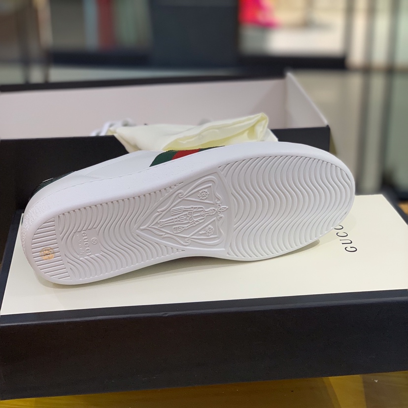 Gucci古驰   里采用柔软舒适吸汗小牛皮情侣款小白鞋