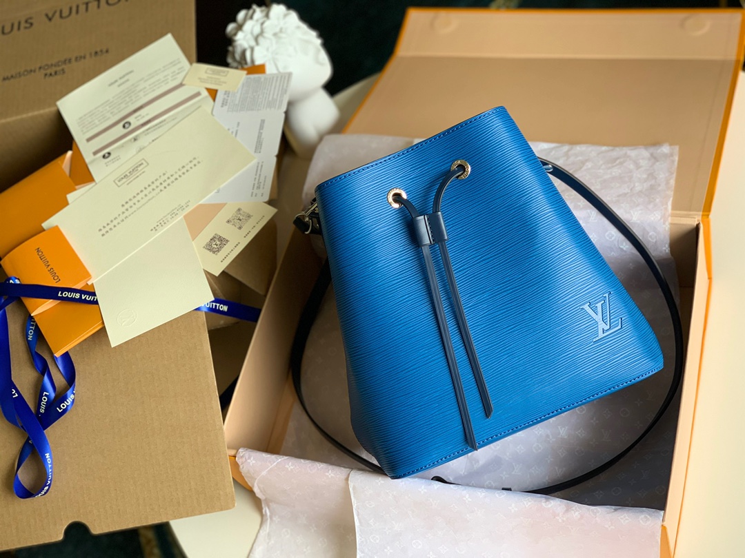 NO:395650,[Exclusive real photo M55935] The history of the Noé series can be traced back to 1932 - In the past, a champagne merchant commissioned Carlston Louis Vuitton to design an elegant and sturdy tote bag that can hold 5 bottles of champagne. After redesigning, made of iconic Epi leather with colorful linings, NeoNoe provides a new answer for this design commission that year. Pictured authentic packaging Size: 26.0x 26.0x 17.5 cm.,LV [original leather],louis vuitton,louis vuitton19860909【独家实拍M55935】Noé系列的历史可追溯至1932年 – 昔日,一位香槟酒商委托嘉士顿·路易威登设计一款优雅而结实、可装5瓶香槟酒的手提袋.经过重新设计,由标志性Epi皮革搭配彩色内衬制作而成,NeoNoe为当年这份设计委托提供了新的答案.配图正品包装 尺寸: 26.0x 26.0x 17.5 cm .,LV【原厂皮】,louis vuitton,louis vuitton,Bag