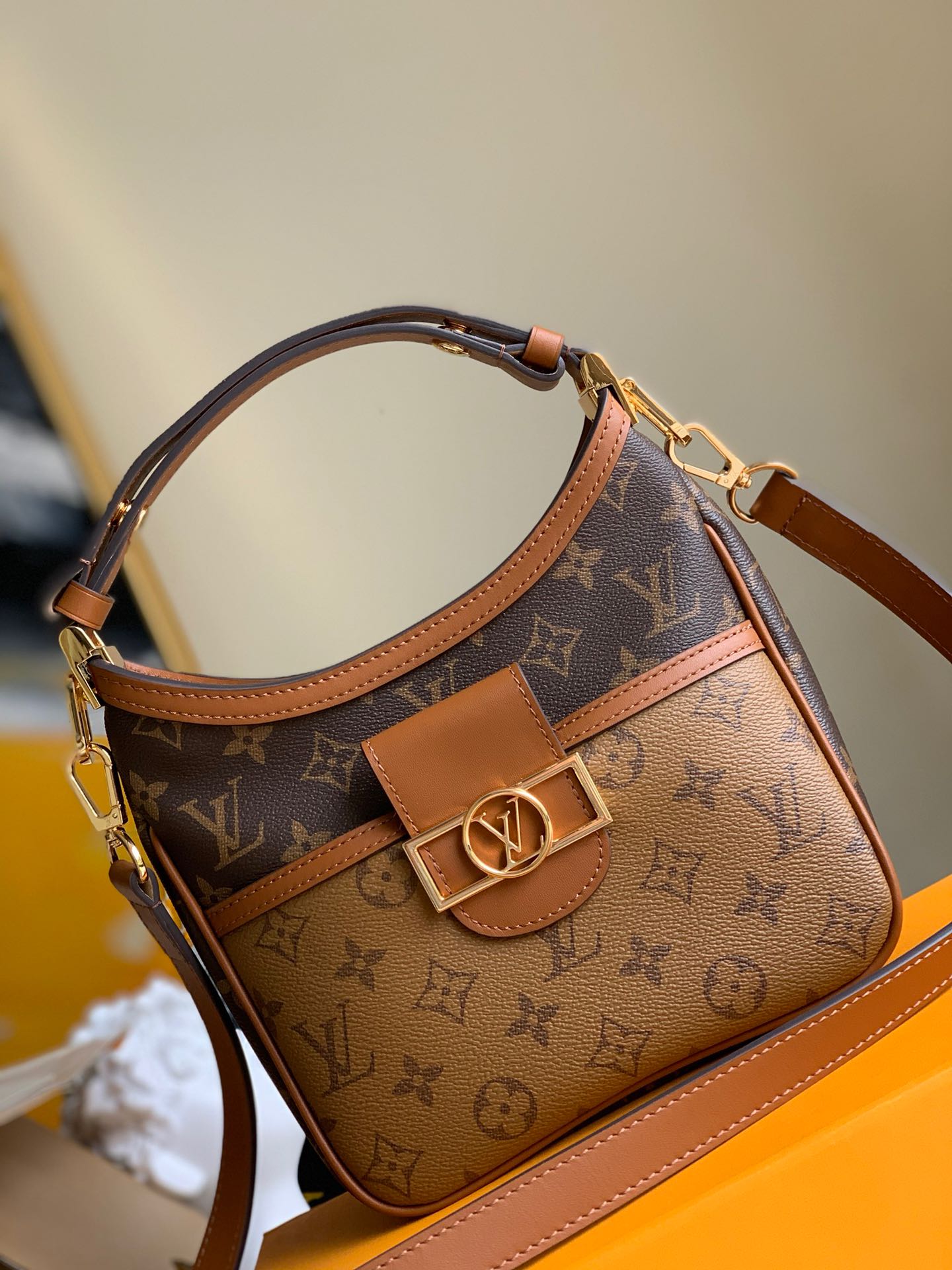NO:395662,[Exclusive real shot M44396] Early spring catwalk model, made of soft Monogram canvas material, imported calfskin trim, with multiple practical pockets and compartments, and can be slanted and shoulder straddles!  Shoulder strap length is about 98cm, size is 21-20.5-9cm., LV【Original leather】,louis vuitton,cowhide19860909【独家实拍M44396】早春走秀款,采用柔软的Monogram帆布材质制作而成,进口小牛皮饰边,拥有多个实用的口袋和隔层 可以斜跨和肩跨！肩带长约98cm 尺寸21-20.5-9cm .,LV【原厂皮】,louis vuitton,cowhide,Bag