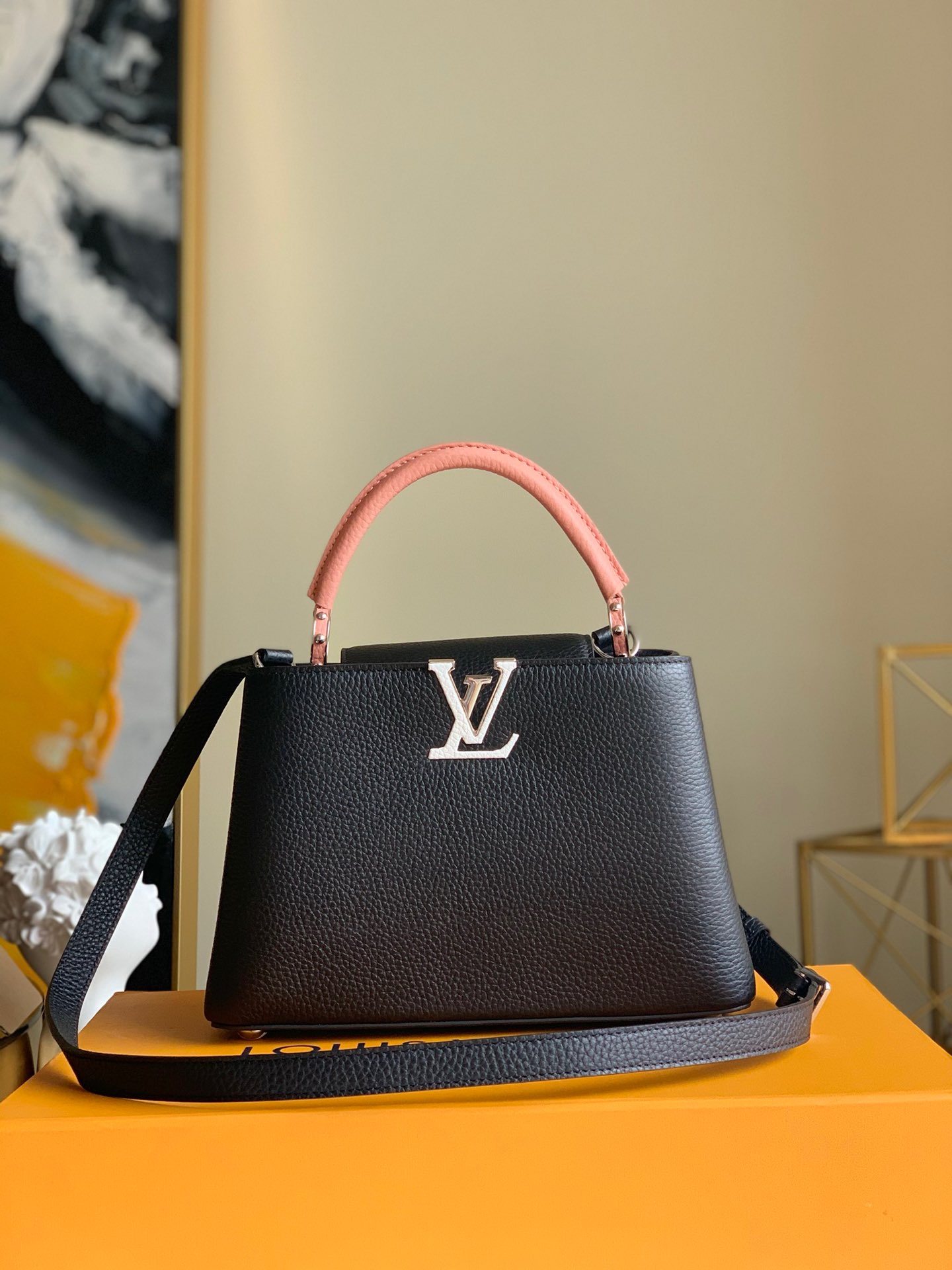 NO:395665,【Exclusive real photo M94755g powder】M55781Capucines BB Mini Handbag is perfectly matched with stylish mini size and trendy bright colors. Capucines BB Mini Handbag is decorated in shiny palladium and has a removable long strap for casual shoulder or crossback size 27.0 x 21.0 x 10.0 cm .1150,LV【original leather】,louis vuitton19860909【独家实拍M94755克配粉】M55781Capucines BB 迷你手袋以时尚的迷你尺寸和极富潮流感的鲜明色彩完美搭配从经典到前卫的各种穿着风格. Capucines BB 迷你手袋采用了闪亮的钯金装饰,配有用于休闲肩背或斜背的可脱卸长包带 size 27.0 x 21.0 x 10.0 cm .1150,LV【原厂皮】,louis vuitton,Bag
