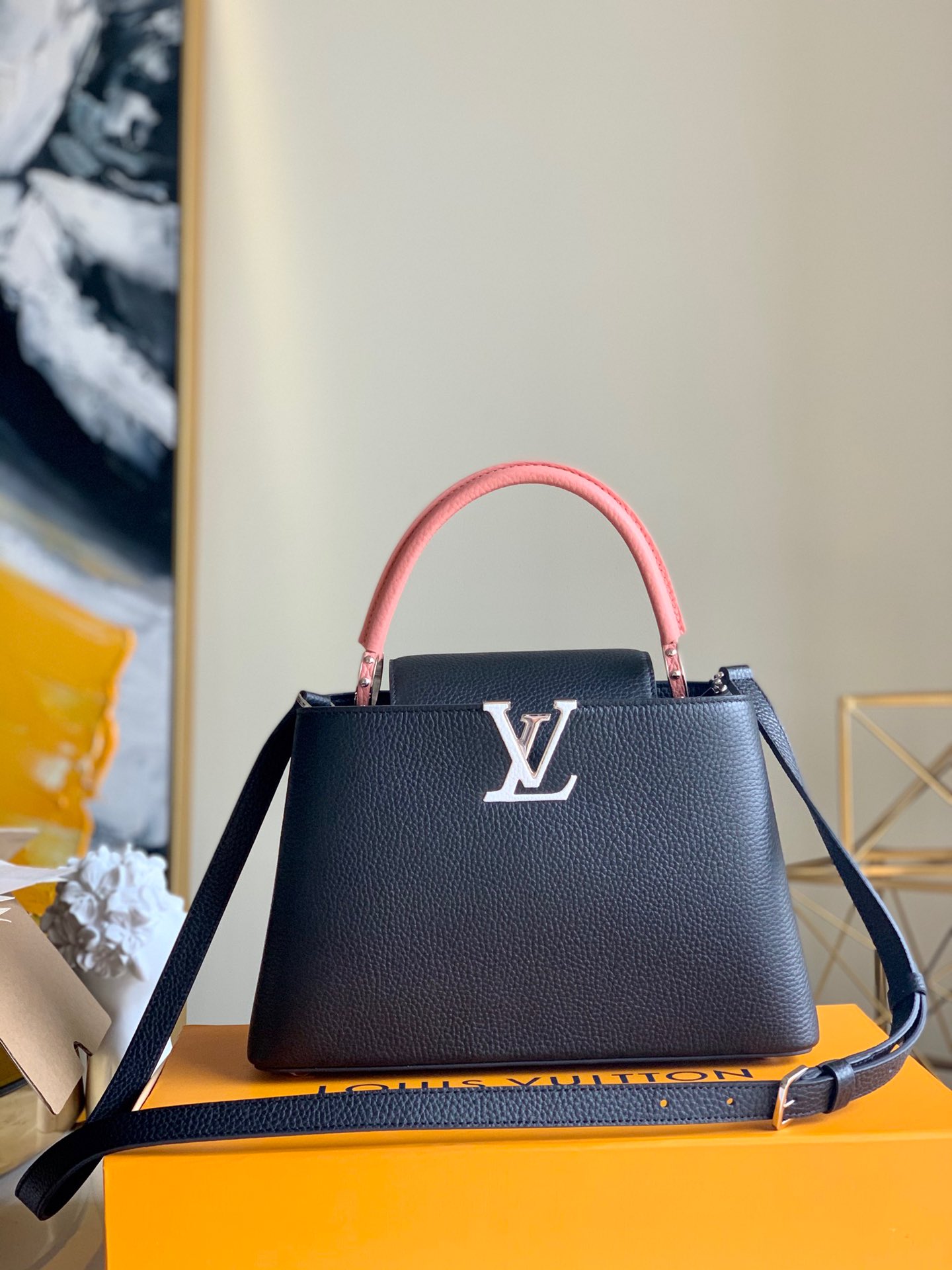 NO:395639,【Exclusive real shot of M42259g powder】CAPUCINES medium-sized handbag, brand new Capucines story. Exquisite metallic Monogram floral decorative makes this classic handbag exude a softer temperament. Small size, exquisite black body with golden corolla decoration, elegant and practical. Pictures with boutique packaging size 31.5*20*11CM.1250, LV [original leather], louis vuitton19860909【独家实拍M42259克粉】CAPUCINES 中号手袋,全新的Capucines故事.精致的金属色Monogram花卉饰带,使此款经典手袋散发出更加柔美的气质.小号尺寸,精致的黑色包身搭配金色花冠装饰,优雅而实用.配图片精品包装尺寸31.5*20*11CM .1250,LV【原厂皮】,louis vuitton,Bag