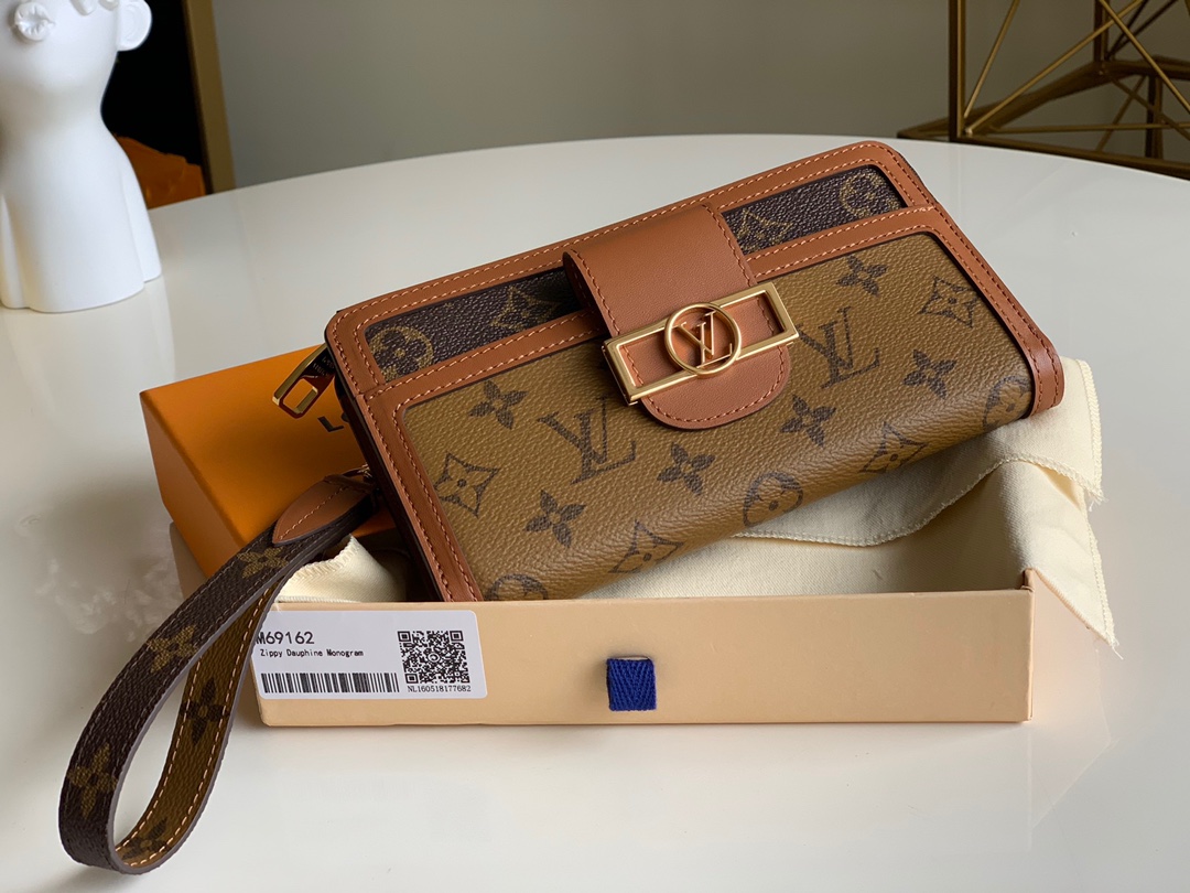 NO:395645,[Exclusive real photo M69162] Daphne wallet uses the code of the 'Dofi' line to reinterpret the icon 'Gibi Dofi' 'Gibi Dofi' of the 'Gibi Dofi' wallet. The wallet that combines single gram and single gram reverse canvas is made with retro style buttons and smooth leather trimming. The removable list strap can also be used as a clutch bag. It can accommodate the interior of two smartphones and has rich practical functions. Product specifications. Size 19.5x11.5x2.0cm.,LV [original leather],louis vuitton,wallets19860909【独家实拍M69162】达芙妮钱包用“多菲”线的代码重新诠释图标的“吉比·多芬钱包”的“吉比·多菲”.将单克&单克反向帆布组合而成的钱包,用复古风格的扣子和光滑的皮革修剪完成后制作而成.可拆卸的清单表带也可作为离合器包使用.可容纳两部智能手机的内饰,具有丰富的实用功能.製品仕様.尺寸19.5x11.5x2.0cm .,LV【原厂皮】,louis vuitton,wallets,Bag