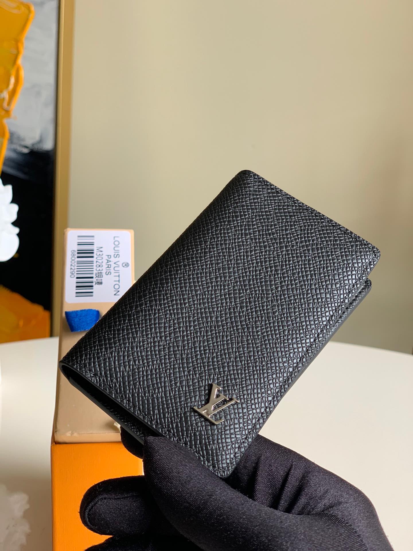 NO:395651,[Exclusive real shot M30283] Classic embossed Taga leather makes pocket wallet all-in-one compact design includes six bag positions and three card positions. The two-color material is soft and wear-resistant. A silver logo is exquisitely embellished on it, telling the combination of elegant configuration and complete functions., LV [original leather], louis vuitton19860909【独家实拍M30283】 经典压纹 Taga 皮革造就口袋钱夹多合一紧凑设计内含六个袋位和三个卡位,双色材质既柔软又经久耐磨,一枚银色 标识精巧点缀其上,讲述优雅构型与齐备功能的结合.,LV【原厂皮】,louis vuitton,Bag