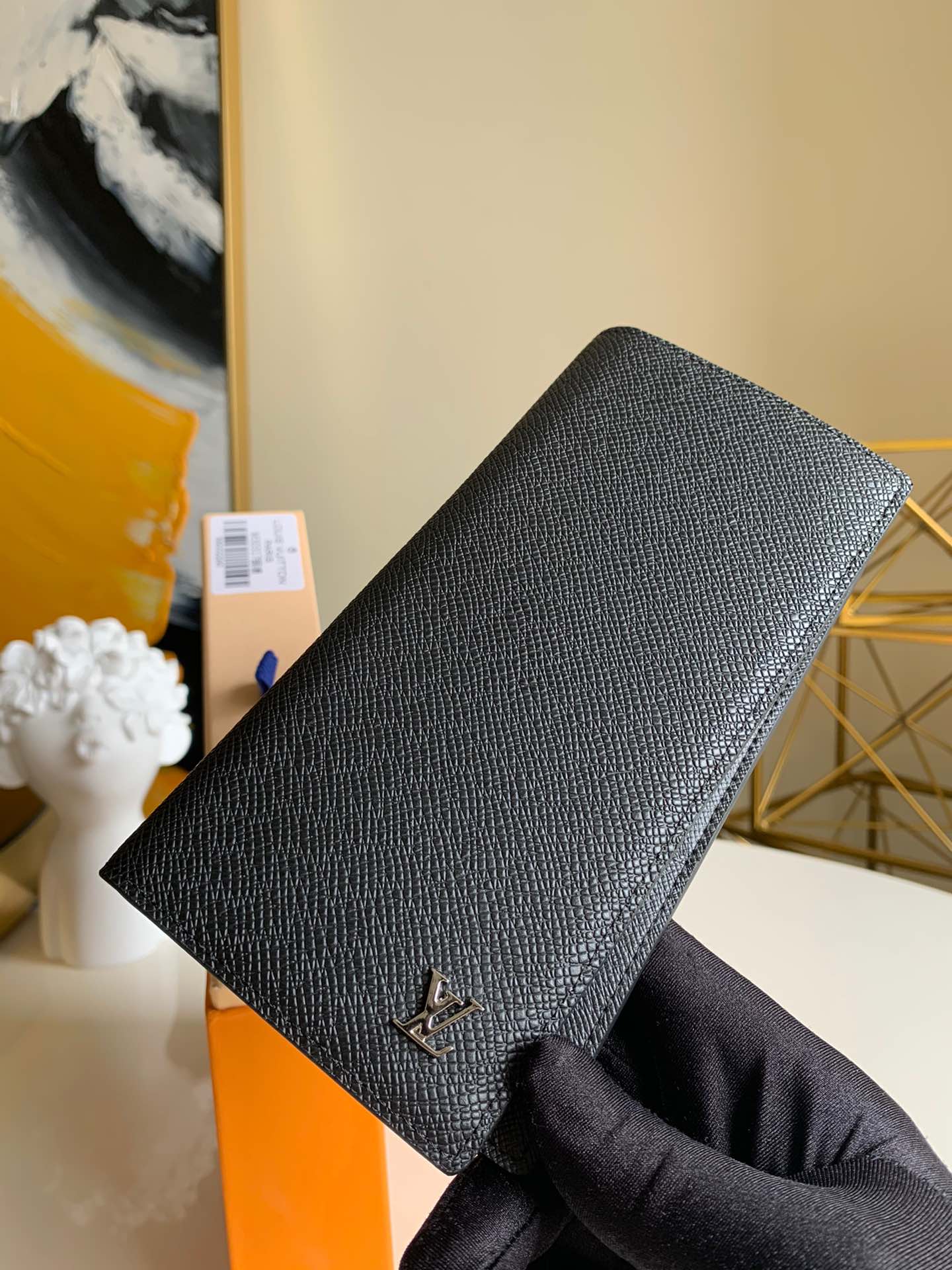 NO:395657,【Exclusive real photo M30285】BRAZZA wallet Brazza wallet is made of soft and wear-resistant two-color embossed Taga leather that conveys classic temperament, neatly wrapped leather lining, and contains multiple card slots, bag slots and compartments, which can easily accommodate banknotes, coins and notes. Organic life begins here. 220, LV [original leather], louis vuitton19860909【独家实拍M30285】 BRAZZA 钱夹 Brazza 钱夹选用柔软且耐磨的双色压纹 Taga 皮革传递经典气质,利落构型包裹皮革内衬,内藏多个卡位、袋位和隔层,可轻松容纳钞票、硬币和票据,井然有序的生活由此处开始 .220,LV【原厂皮】,louis vuitton,Bag
