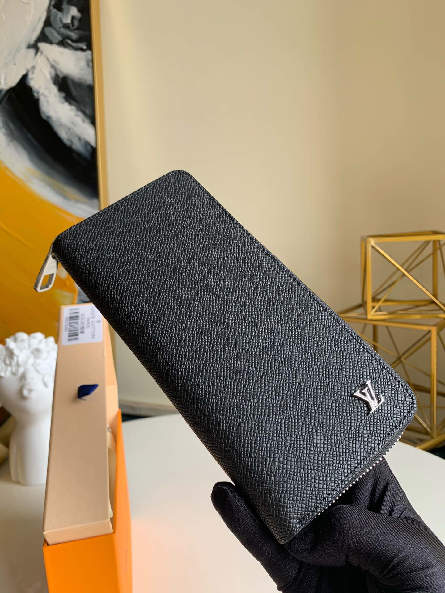 NO:395660,【Exclusive real-life M30317】 ZIPPY VERTICAL wallet Zippy Vertical wallet hides functional details under smooth lines. Classic Taga leather is soft and durable, and the silver metal logo symbolizes the identity of the Louis Vuitton family. It contains multiple card slots and independent compartments, which can accommodate banknotes, paper and coins, making it an ideal accessory in modern life. 280, LV [original leather], louis vuitton, louis vuitton19860909【独家实拍M30317】 ZIPPY VERTICAL 钱夹 Zippy Vertical 钱夹将功能细节隐藏于流畅线条之下.经典 Taga 皮革柔软且耐用,银色金属 标识象征路易威登家族身份.内含多个卡位与独立隔层,可容纳钞票、纸张和硬币,是现代生活中的理想配饰.280,LV【原厂皮】,louis vuitton,louis vuitton,Bag