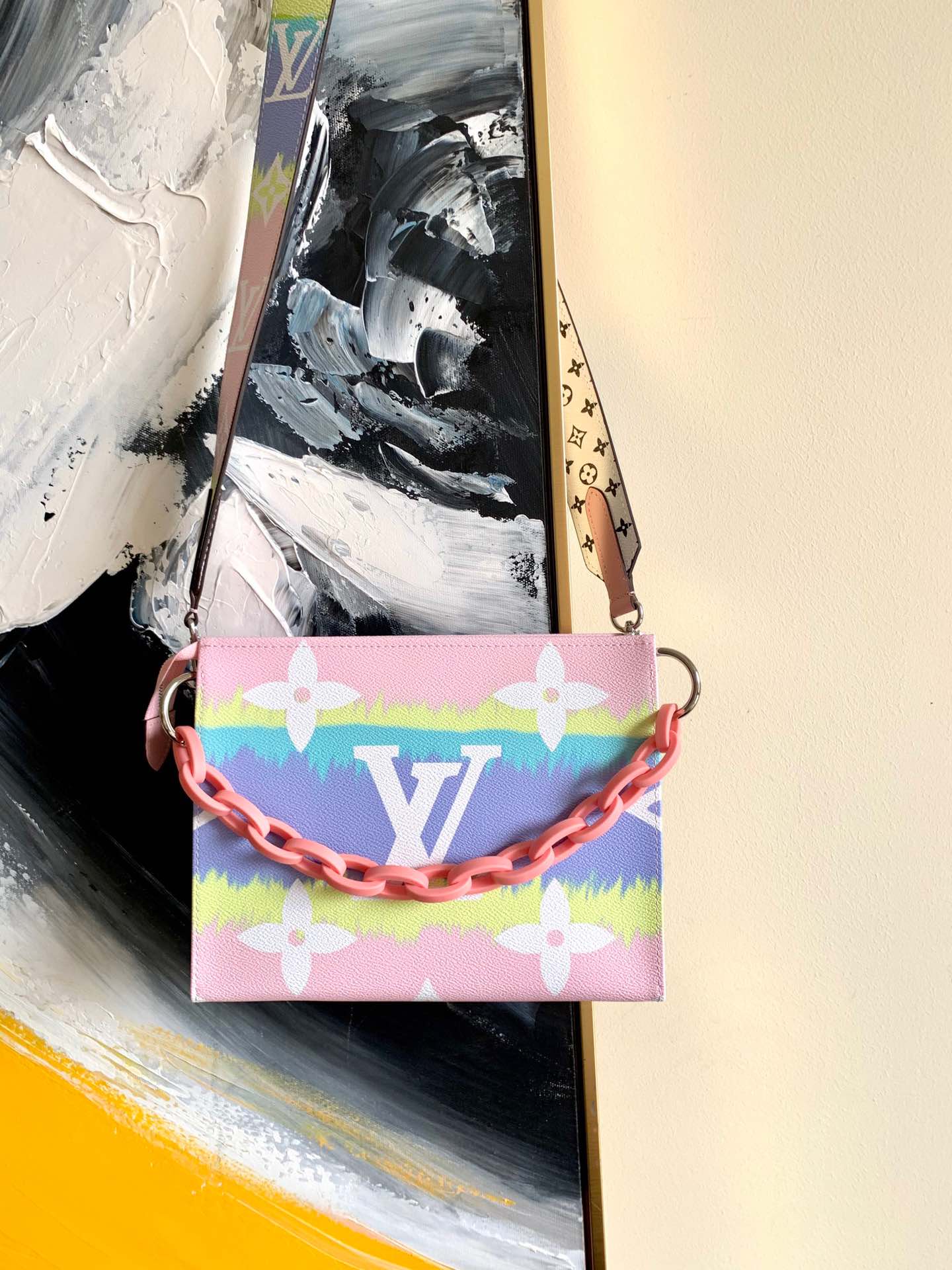 NO:395663,【Exclusive real-life M68137 shoulder strap】Pink TOILET POUCH XL wash bag with extra large Monogram pattern and colorful combination, adding a new texture to this wash bag. The design is simple and large in capacity can be filled into most bags. It is equipped with a washable lining, which is very practical. Size: 25.0 x 20.0 x 5.5 cm,.,LV【original leather】,louis vuitton19860909【独家实拍M68137肩带】粉色TOILET POUCH XL 盥洗袋 超大Monogram图案,炫彩搭配,为此款盥洗袋增添全新质感.设计简约,容量较大,可装入大多数包袋.配备可水洗内衬,十分实用.尺寸:25.0 x 20.0 x 5.5 cm,.,LV【原厂皮】,louis vuitton,Bag