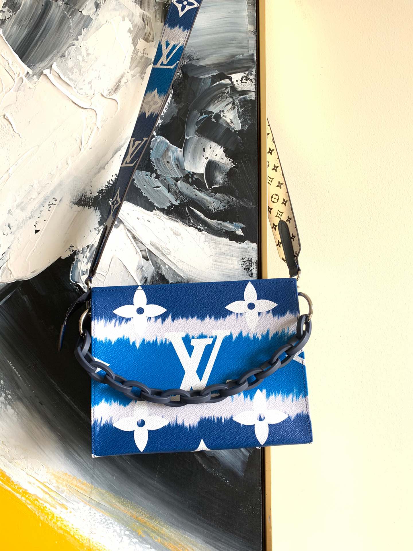 NO:395666,【Exclusive real-life M68136 shoulder strap】TOILET POUCH XL wash bag with large Monogram pattern and colorful combination, adding a new texture to this wash bag. The design is simple and large in capacity can be filled into most bags. It is equipped with a washable lining, which is very practical. Size: 25.0 x 20.0 x 5.5 cm,.,LV【original leather】,louis vuitton19860909【独家实拍M68136肩带】TOILET POUCH XL 盥洗袋 超大Monogram图案,炫彩搭配,为此款盥洗袋增添全新质感.设计简约,容量较大,可装入大多数包袋.配备可水洗内衬,十分实用.尺寸:25.0 x 20.0 x 5.5 cm,.,LV【原厂皮】,louis vuitton,Bag