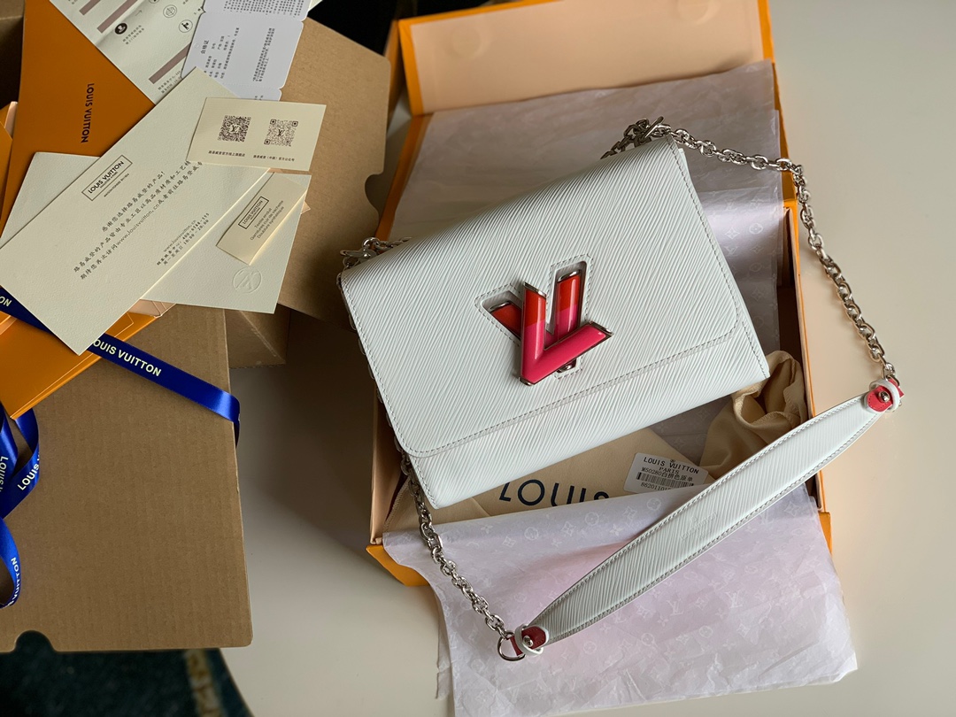 NO:395671,[Exclusive real photo M50280 picture packaging] TWIST medium size handbag This chic small handbag has a secret. It is bigger than it actually looks. The cleverly designed corrugated bottom provides extra space for placing essentials. The variable chain handle can be slanted back or elegantly shoulder-back. Size 23*18*8cm picture quality packaging.,LV [original leather],louis vuitton19860909【独家实拍M50280配图包装】TWIST 中号手袋 这款别致的小型手袋藏有一个秘密 它比实际看起来要大. 设计巧妙的波纹状包底为放置必需品提供了额外的空间. 可变式链条手柄可以斜背或优雅地肩背.尺寸23*18*8cm 配图精品包装 .,LV【原厂皮】,louis vuitton,Bag