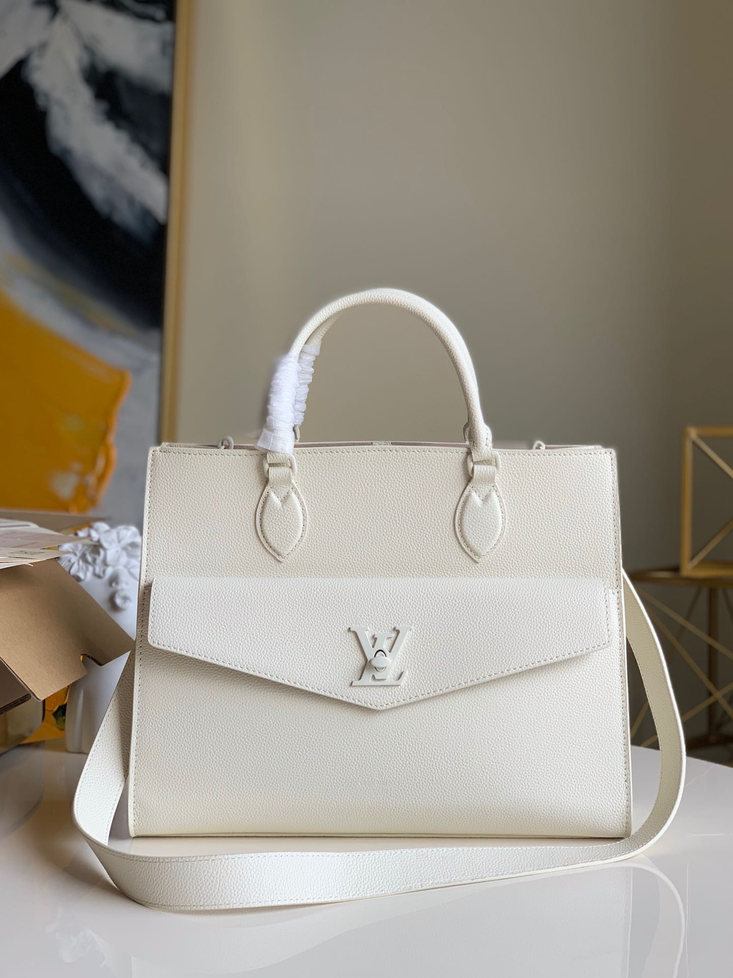 NO:395673,【Exclusive real photo M55846】 LOCKME TOTE Large handbag Lockme Tote Large handbag Shows the fusion of classic heritage design and contemporary pragmatism. Soft grain calfskin presents an elegant silhouette, and spin-on injects a trendy atmosphere. Size: 34.5 x 28.0 x 12.0 cm .,LV【Original leather】,louis vuitton,cowhide19860909【独家实拍M55846】 LOCKME TOTE 大号手袋Lockme Tote 大号手袋展现经典传承设计与当代实用主义的融合.软粒面小牛皮呈现雅致廓形, 旋扣注入潮流气息.size:34.5 x 28.0 x 12.0 cm .,LV【原厂皮】,louis vuitton,cowhide,Bag