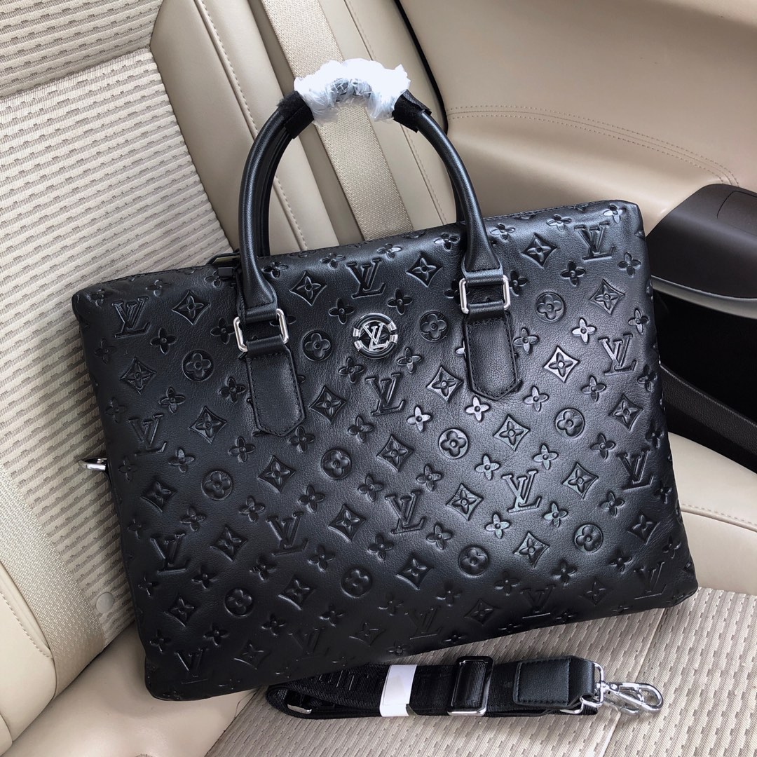 ㊙㊙ Louis Vuitton 路易威登 LV  8838-971 专柜最新爆款男士公文包，重金打造全新渠道货 活力四射的 男式的理想之选 原厂五金LOGO清晰无比 顶级头层牛皮品质毋庸置疑精致手工 要的是进专柜出海关无鸭梨 完美尺寸：39*29*7cm