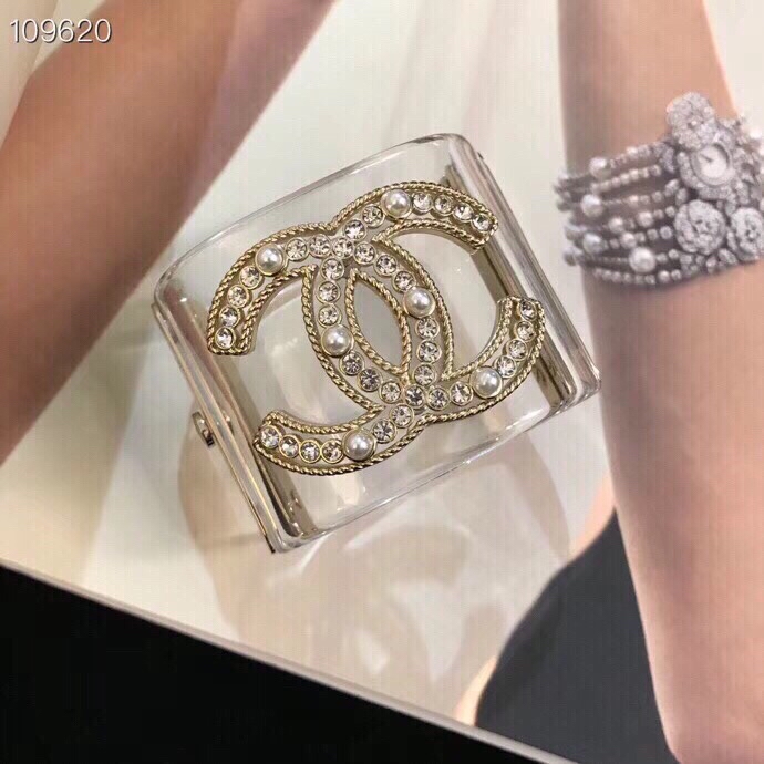 很多人在问[偷笑]最新款 Ch@nel小香🌌标志性双C手镯 各大博主均已入手 💯💯❤️树脂带钻 手镯新款