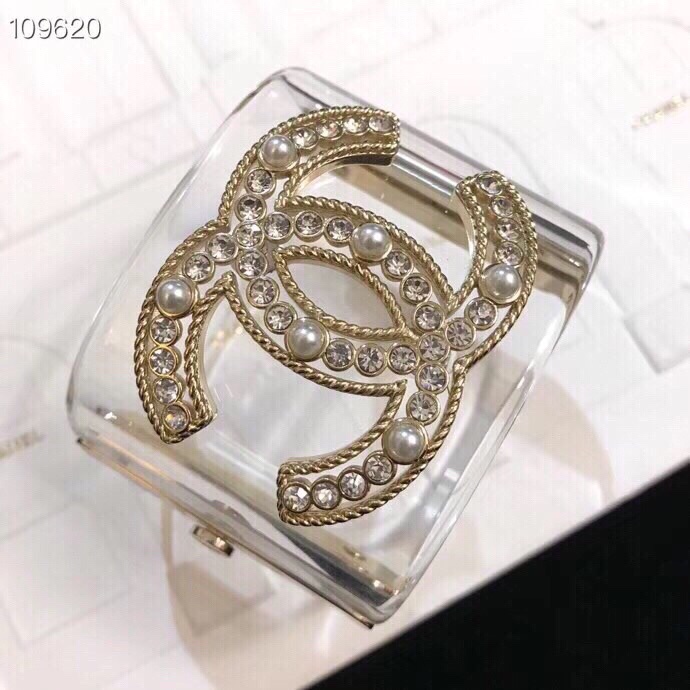 很多人在问[偷笑]最新款 Ch@nel小香🌌标志性双C手镯 各大博主均已入手 💯💯❤️树脂带钻 手镯新款