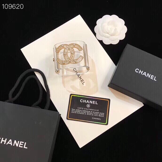 很多人在问[偷笑]最新款 Ch@nel小香🌌标志性双C手镯 各大博主均已入手 💯💯❤️树脂带钻 手镯新款