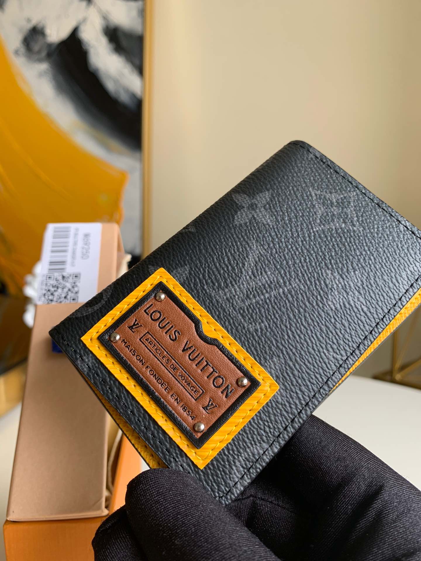 NO:395675,【Exclusive real-life M69250 badge】 This tough-style pocket clip can easily store various coins, banknotes and bills, and can be used as a small all-in-one universal wallet for men and women. Size 7x11x1cm.,LV【Original leather】,louis vuitton19860909【独家实拍M69250徽章】 此款风格硬朗的口袋夹轻松收纳各种硬币、纸币与票据,可用作小巧的多合一男士女士通用钱夹. 尺寸7x11x1cm .,LV【原厂皮】,louis vuitton,Bag