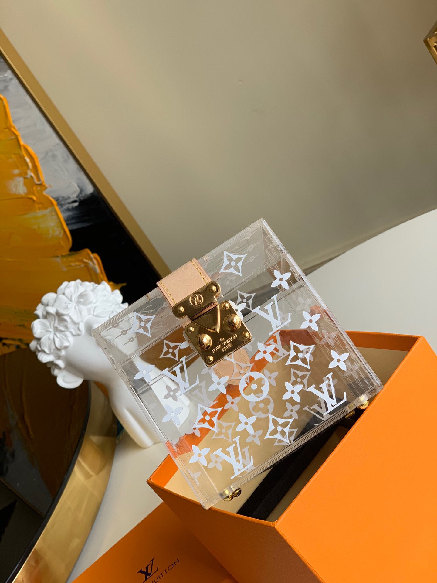 NO:395683,[GI0204 Organic Box] Remember my small transparent box, no one of the most beautiful boxes, V family is worthy of being a box family, transparent glass box square box white oo [handshake] [handshake] I don’t know which very creative lady brought a scarf to the street... Then it became so popular that it was out of stock all over the world. Square glass box, the key is that the effect of the combination is unexpectedly perfect and amazing, with silk scarf, imported plexiglass (but not real glass [laughing]) Packaging Size 12.5X12.5X12.5.,LV [original leather],louis vuitton19860909【GI0204有机盒子】 还记得我家小透明盒吗,最美盒子没有之一,V家不愧是盒子世家,透明玻璃盒子方盒子白oo[握手][握手]也不知道哪位特别有创造力的小姐姐配了一条丝巾拎上街…然后就火到全球断货了,方形玻璃盒,关键是搭配出来的效果出乎意料的完美结合而且无比惊艳,配丝巾,进口有机玻璃(但不是真的玻璃哈[偷笑]) 配包装 尺寸12.5Ｘ12.5Ｘ12.5 .,LV【原厂皮】,louis vuitton,Bag