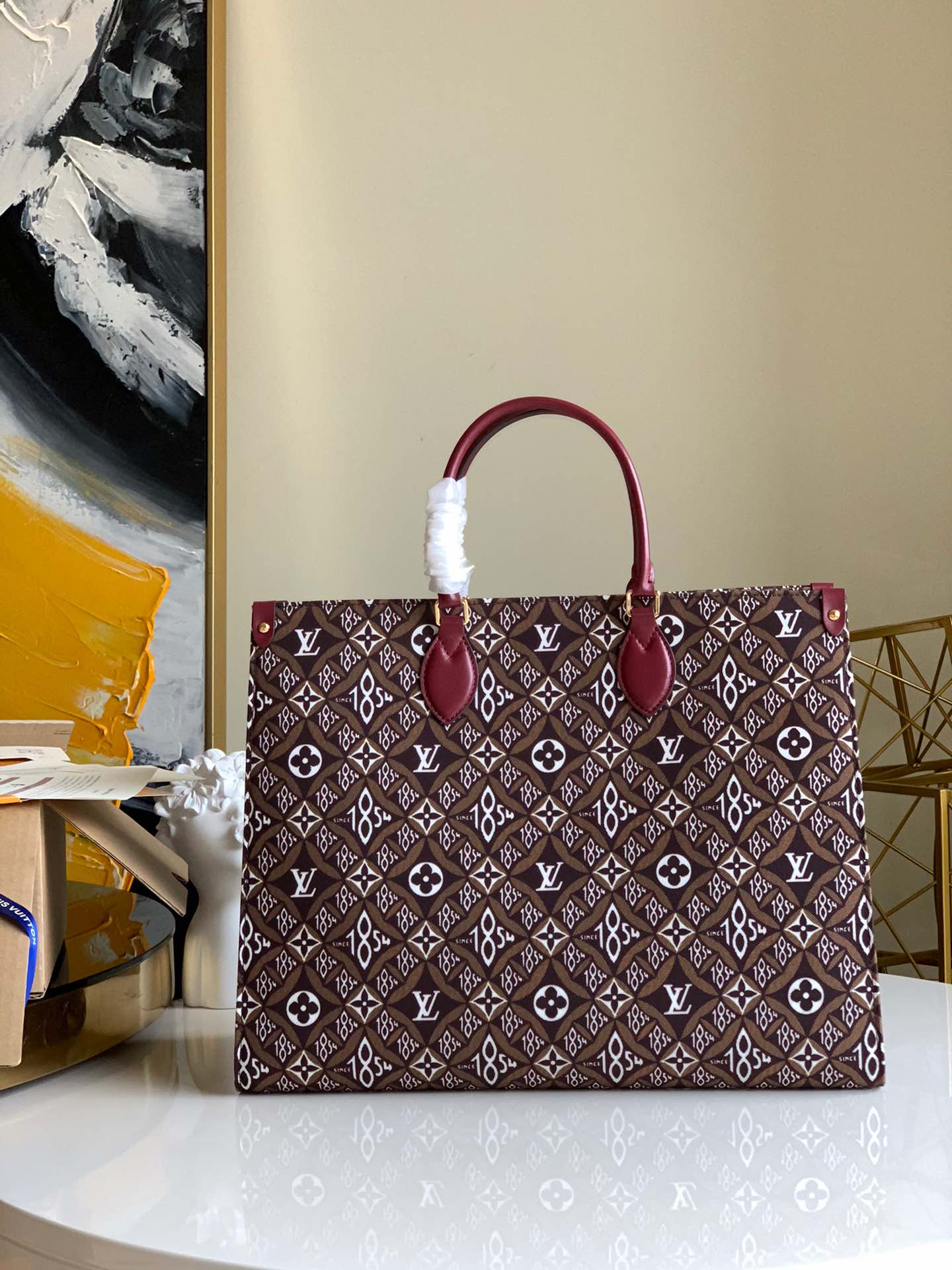 NO:395670,[Exclusive real shot M44576] 2020 Spring and Summer Show ONTHEGO Handbags are newly presented!  M44576 Coffee Size 41.0 x 34.0 x 19.0 cm (Length x Height x Width) Re-translate classic patterns in new elegant tones!  When you work, shop or travel on weekends, pick up the Onthego handbag and set off immediately. The oversized fabric printing is all about nature and casualness!  Paired with abundance of inner lining, the avant-garde and modern feel is self-evident..., LV [original leather], louis vuitton19860909【独家实拍M44576】二零二零春夏走秀ONTHEGO 手袋全新呈现！M44576咖啡色 尺寸41.0 x 34.0 x 19.0 cm (长 x 高 x 宽) 以全新雅致色调重译经典图案！工作、购物或周末出游,拎起 Onthego 手袋即刻出发.超大号 布料印花尽诉自然随性！搭配充裕内里设计,前卫摩登之感不言而喻..,LV【原厂皮】,louis vuitton,Bag