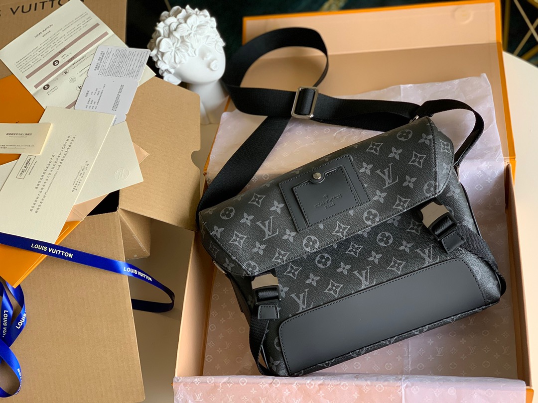 NO:395672,[Exclusive real photo M40511] Picture zp packaging Charming Messenger PM Voyager small postage bag Specifications: 32*24*9 Spot .680, LV [original leather], louis vuitton19860909【独家实拍M40511】配图zp包装 魅力Messenger PM Voyager小号邮差包 规格:32*24*9 现货 .680,LV【原厂皮】,louis vuitton,Bag