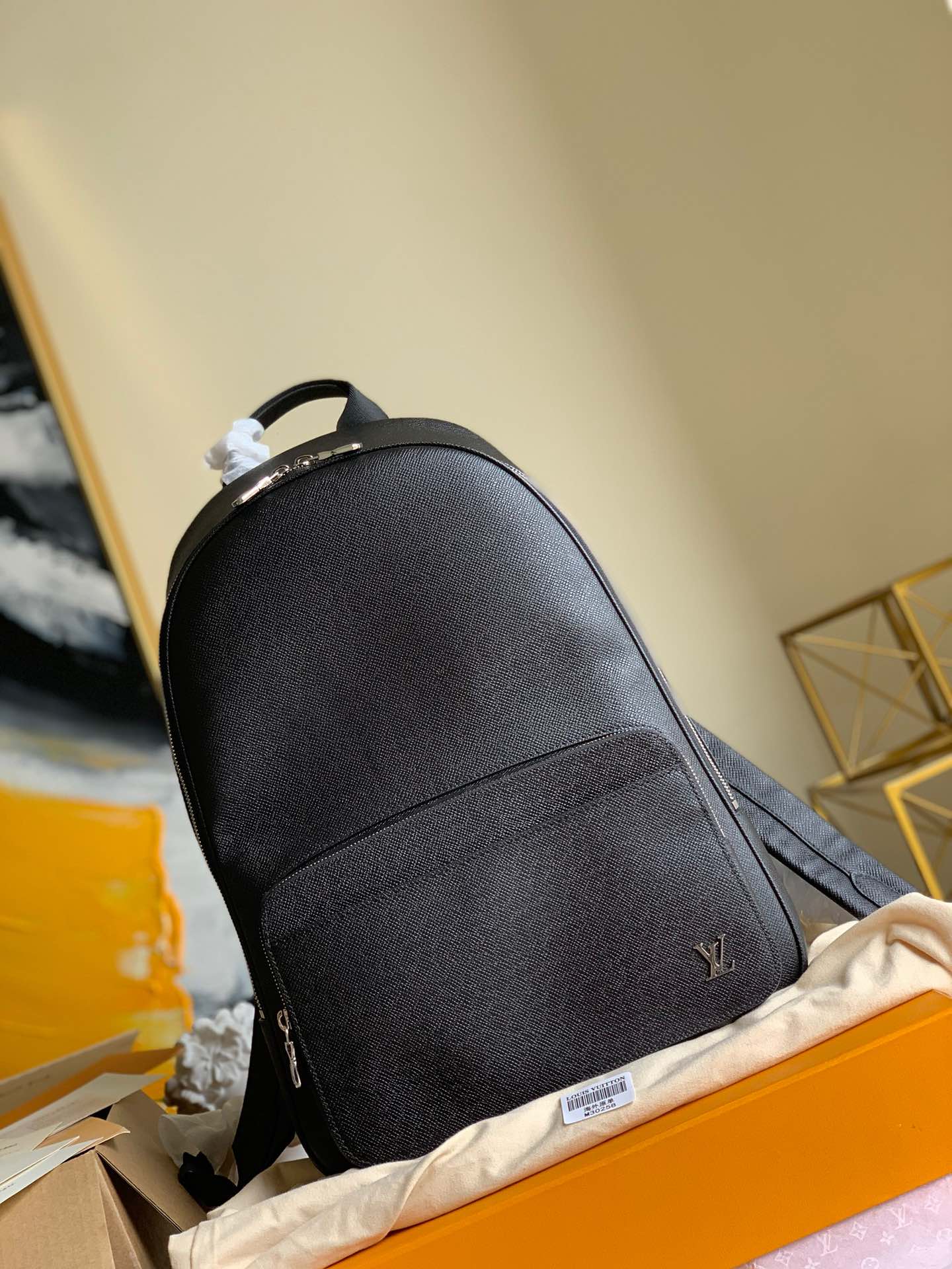 NO:395678,[Exclusive real shot M30258] ALEX backpack Alex backpack is a neat and crisp structure with Taga leather. A silver metal LV letter logo embellishes the front, injecting elegant elements into the functional design. The abundant capacity and inner and outer compartments highlight practicality, and exquisite details such as side handles add a calm atmosphere. 31.0 x 44.0 x 17.5 cm .,LV [original leather],louis vuitton19860909【独家实拍M30258】ALEX 双肩包 Alex 双肩包以 Taga 皮革呈现利落挺括的结构,一枚银色金属 LV 字母标识点缀正面,为功能设计注入雅致元素.充裕容量与内外隔层彰显实用性,侧手柄等精致细节再添沉稳气息.31.0 x 44.0 x 17.5 cm .,LV【原厂皮】,louis vuitton,Bag