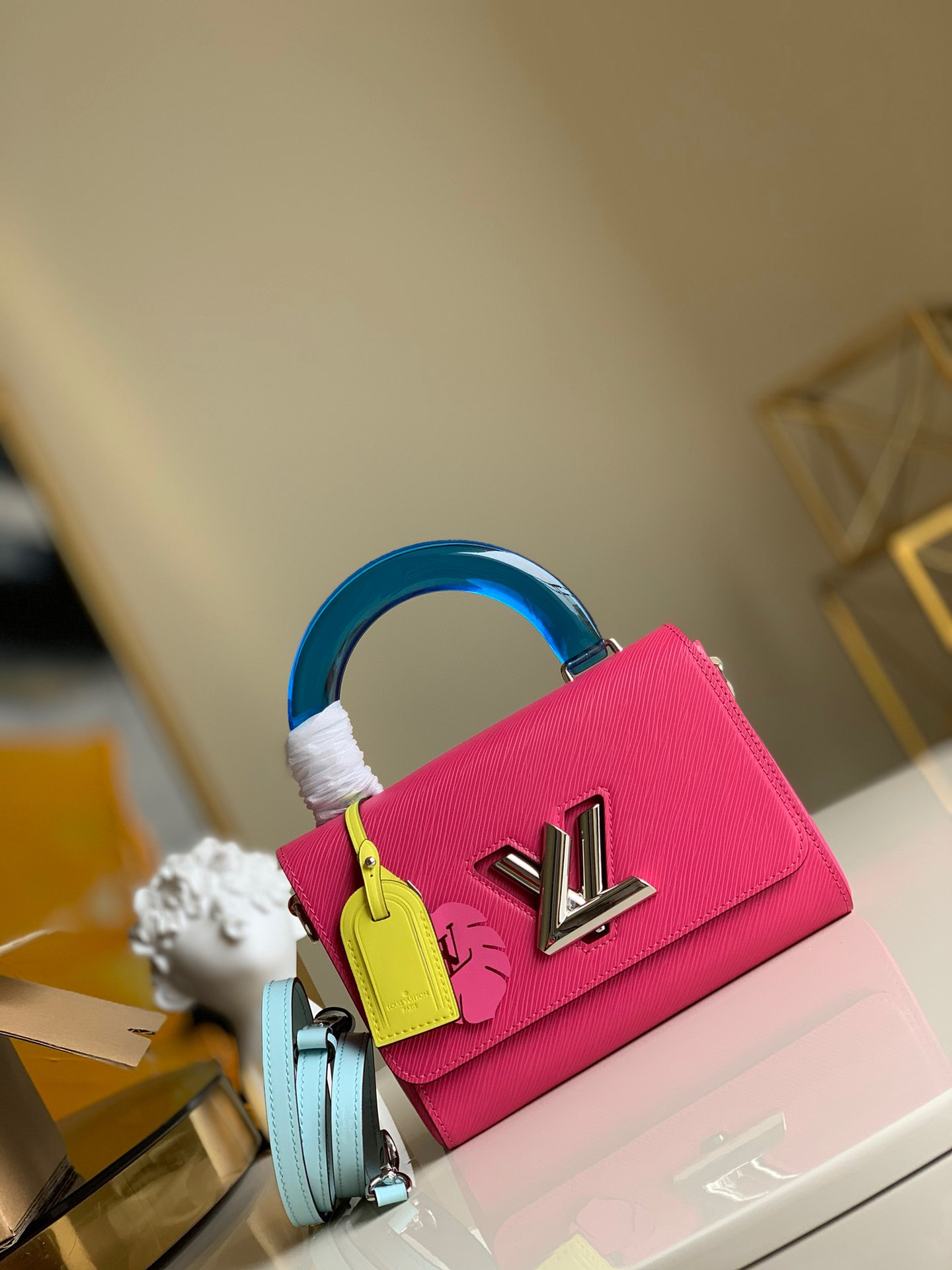 NO:395690,【Exclusive real-life M56131 paired version zp packaging】Leaf M50280 TWIST mid-hand bag In summer, Louis Denvie reinterprets classic classics with gorgeous colors. This Twist medium bag is made of deep dyed Epi leather, paired with plexiglass hands and handles, and has a LV Twist twist lock that conveys the signature style. The leather shoulder strap can be removed to achieve multiple back portability. With zp packaging 23.0 x 17.0 x 9.5 cm.,LV【Original Leather】,louis vuitton,louis vuitton19860909【独家实拍M56131配对版zp包装】树叶 M50280 TWIST 中手号袋 年夏季,路易登威以绚丽色彩重绎品经牌典.本款 Twist 中号袋手取材深染 Epi 皮革,搭配有机玻璃手和柄炫彩名及牌挂饰,更有 LV Twist 扭锁传递志标性格调.可卸拆皮革肩带实现多种背方携式.配zp包装 23.0 x 17.0 x 9.5 cm .,LV【原厂皮】,louis vuitton,louis vuitton,Bag