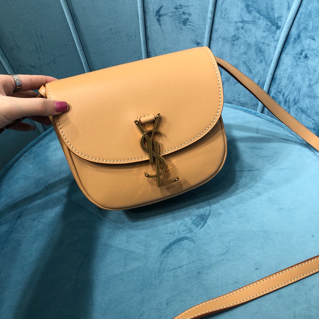 Yy Family 🍒 Nouveau produit Dernier 🆕2020 SOIX D’ÉTÉ NEW KAIA Saddle Bag est arrivé, nommé d’après le mannequin américain Kaia Gerber, Small and Round Appawear Retro, le sac est petit et exquis dans son ensemble, avec des bretelles réglables, une conception de couleur Black Black et abricot ultra-tempérament. En un coup d’œil, il explosera! Taille: 18x15x5,5 cm. 619740