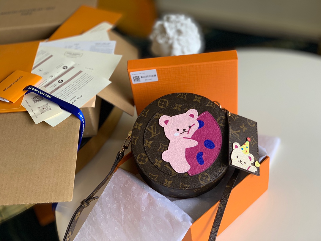 NO:395696,[Exclusive real shot M52297] Bear New Bear Round Cake Bag Very cute Small Round Bag Apple Bag The classic hat box turns into this cute carry-on bag. It is small and practical, and very cute!  .,LV【Original Skin】,louis vuitton,hats19860909【独家实拍M52297】小熊 新款小熊圆饼包 非常可爱 小圆包 苹果包 经典的帽盒摇身变成此款风格可爱的随身小袋.小巧而实用,特别可爱呦！.,LV【原厂皮】,louis vuitton,hats,Bag