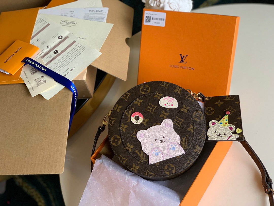 NO:395699,[Exclusive real shot M52298] Bear New Bear Round Cake Bag Very cute Small Round Bag Apple Bag The classic hat box turns into this cute carry-on bag. It is small and practical, and very cute!  .,LV【Original Skin】,louis vuitton,hats19860909【独家实拍M52298】小熊 新款小熊圆饼包 非常可爱 小圆包 苹果包 经典的帽盒摇身变成此款风格可爱的随身小袋.小巧而实用,特别可爱呦！.,LV【原厂皮】,louis vuitton,hats,Bag