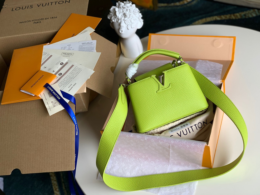 NO:395702,[Exclusive real photo M56071 picture-compatible packaging] CAPUCINES mini handbag This Capucines mini handbag reveals the delicate and subtle luster of the Taurillon leather, embellishing the iconic letters. Use a skillful removable wide shoulder strap to make the pocket size accompany you on the shoulder or crossbody!  size:21x14x8cm.950,LV【original leather】,louis vuitton19860909【独家实拍M56071配图对版包装】CAPUCINES 迷你手袋 本款 Capucines 迷你手袋展露细腻 Taurillon 皮革的微妙莹泽,点缀标志性 字母.巧用可拆卸宽肩带,令袖珍尺寸以肩背或斜挎方式随行！size:21x14x8cm .950,LV【原厂皮】,louis vuitton,Bag