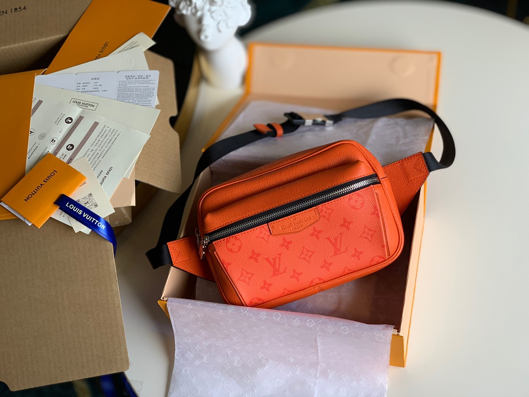 NO:395711,【Exclusive real shot M30430】Outdoor waist bag combines Taga leather and Monogram Eclipse canvas to vividly interpret the modern life attitude of the Tagarama series. Adjustable fabric and leather shoulder straps free your hands, and the full central compartment and front pocket are equipped with zippers. Size 21.0 x 17.0 x 5.0.,LV【Original Leather】,louis vuitton19860909【独家实拍M30430】Outdoor 腰包融合 Taga 皮革和 Monogram Eclipse 帆布,生动诠释 Tagarama 系列的摩登生活态度.可调节织物和皮革肩带解放双手,充裕中央隔层及前袋均配有拉链.尺寸21.0 x 17.0 x 5.0 .,LV【原厂皮】,louis vuitton,Bag