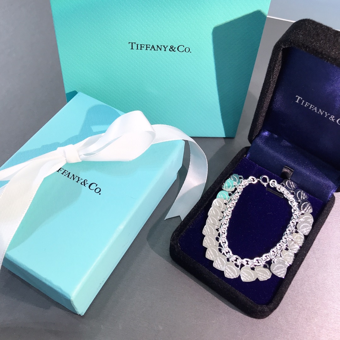 NO:102359,Tiffany&Co.925 Sterling Silver Heavy Industry Version Duoxin Bracelet This Tiffany bracelet is interpreted with smooth curves and contour rings, connected by rings. Heart-shaped pendant adds a sense of fashion. Sterling silver is made and shot in real pictures. Tiffany bracelet, tiffany, bracelet, pure silver19860909Tiffany&Co.925纯银 重工版本 多心牌手链 这款蒂芙尼手链以流畅的曲线和轮廓圆环,环环相扣进行诠释.心形坠饰更添时尚感.纯银打造、实图拍摄,蒂芙尼手链,tiffany,bracelet,pure silver,Jewelry