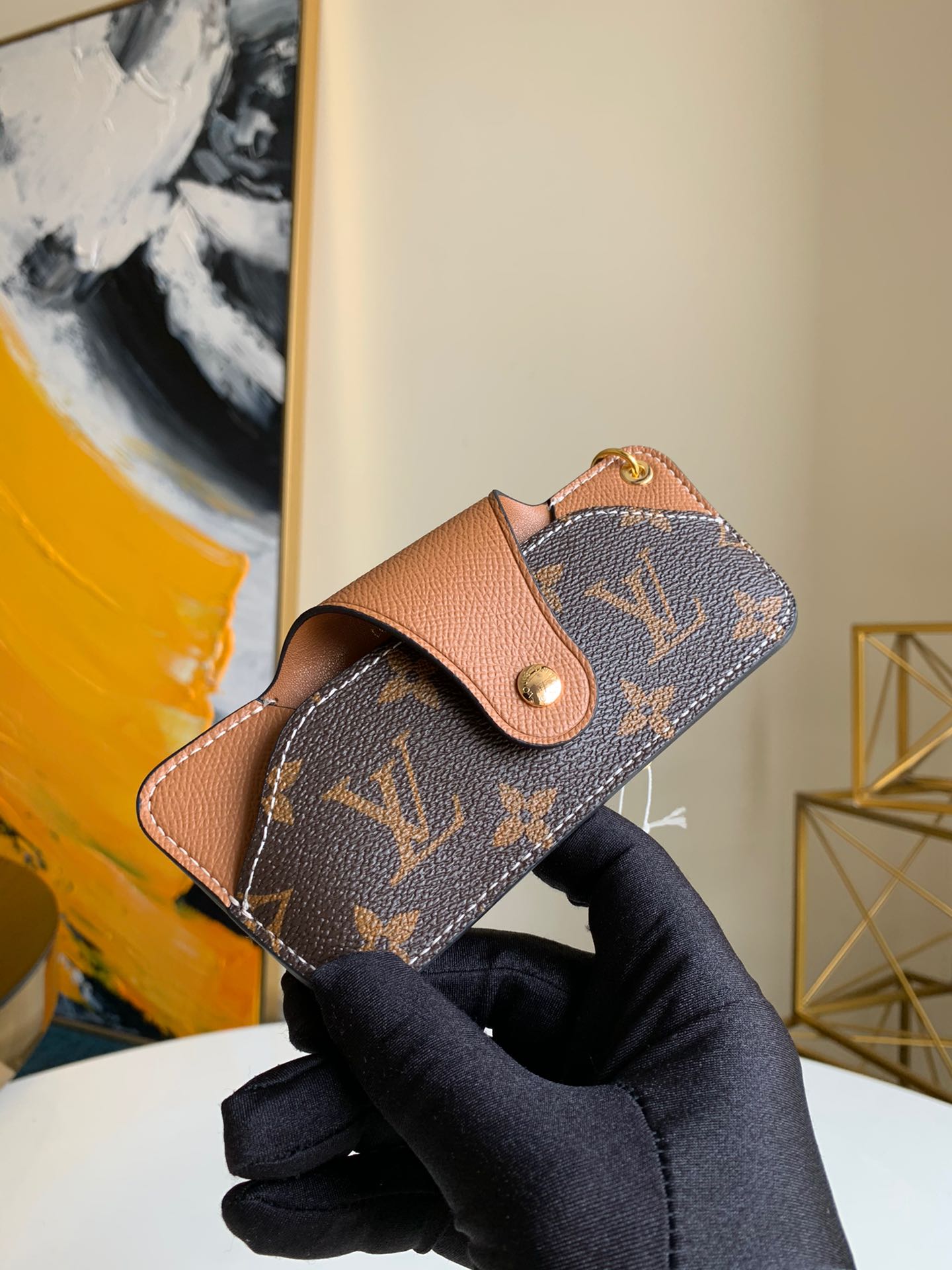 NO:395700,The new sunglasses storage artifact for May Day travel, blue/brown, sunglasses bag, grass-resistant, portable sunglasses bag protective cover storage and hanging sunglasses box. With it, you no longer have to hold the bulky sunglasses box, and you no longer have to worry about the glasses bag crushing your glasses. This sunglasses storage artifact can be hung outside the bag as a decoration, or on the wrist, for easy carrying. There is no problem in protecting the mirror. It can be said to be a must-have artifact for travel., LV [original leather], louis vuitton19860909五一旅行必备新款墨镜收纳神器 蓝色款/棕色款 墨镜包种草 抗压便携随身太阳眼睛包保护套收纳挂饰墨镜盒子 有了它再也不用拿着笨重的墨镜盒了,再也不用担心眼镜袋压坏眼镜了. 这个墨镜收纳神器可以挂在包包外面当装饰,也可以挂在手腕上,方便携带. 保护镜面没问题. 可谓出行必备神器 .,LV【原厂皮】,louis vuitton,Bag