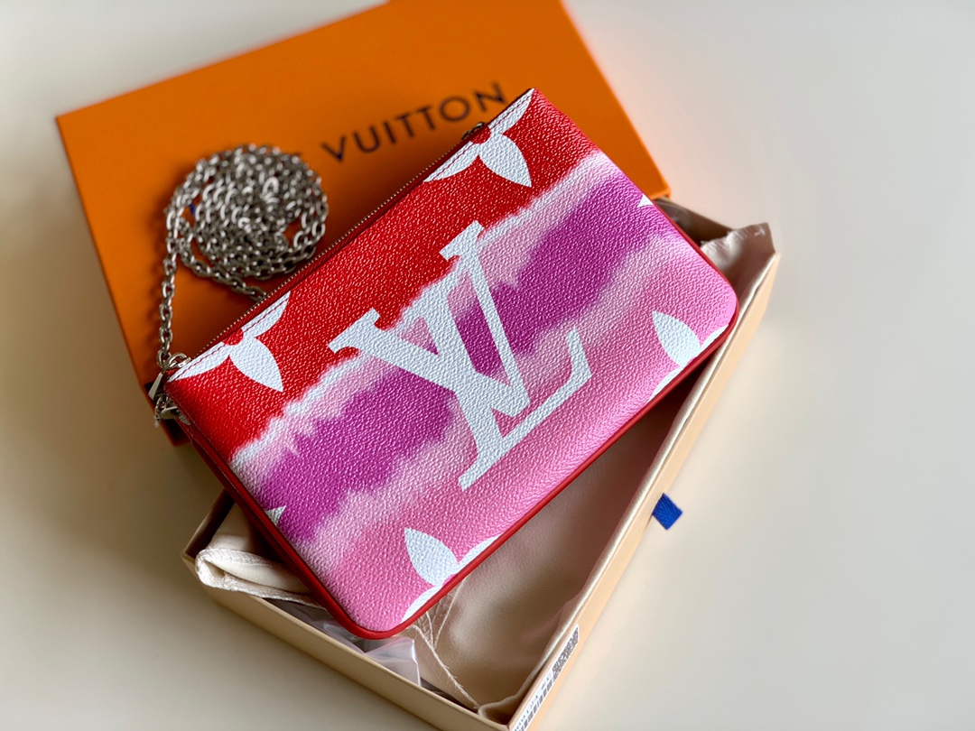 NO:395712,【Exclusive real shot M69124】Summer Escale accessories and leather goods series launches a special Pochette Double Zip clutch. The tie-dye printing depicted by the surface of Monogram Giant canvas conveys the beauty of traditional twist dyeing, and the pockets and removable chains are injected into flexible functions. Size 20.0 x 12.5 x 3.0 cm.,LV【Original Leather】,louis vuitton,handbag19860909【独家实拍M69124】 夏季 Escale 配饰和皮具系列推出特别款 Pochette Double Zip 手拿包.Monogram Giant 帆布表面描绘的扎染印花传递传统绞染工艺之美,口袋及可拆卸链条注入灵活功能.尺寸20.0 x 12.5 x3.0 cm .,LV【原厂皮】,louis vuitton,handbag,Bag