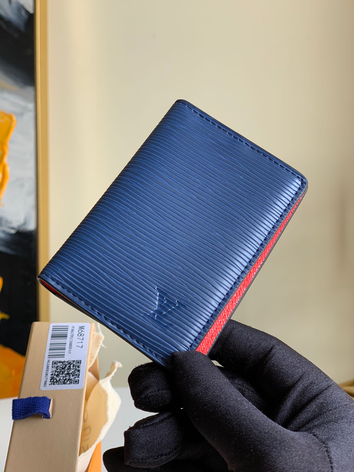 NO:395715,【Exclusive real photo M68717】 The pocket wallet is inspired by the colors used in the 1990s. In the pocket wallet launched this season, Virgil Abloh incorporates the color block pattern in embossed EPI leather. This bold combination gives the simple lines of this wallet vividness. This exquisite proportioned wallet has multiple inner bags and credit card slots. Size 8.0 x 11.0 x 1.0 cm., LV [original leather], louis vuitton19860909【独家实拍M68717】 口袋钱夹在上个世纪90年代采用的花色为灵感,在本季推出的口袋钱夹中,Virgil Abloh将色块图案融合在压花EPI皮革中.这一大胆的搭配为这款钱夹的简洁线条赋予了生动感.这款比例精巧的钱夹设有多个内袋和信用卡槽.尺寸8.0 x 11.0 x 1.0 cm .,LV【原厂皮】,louis vuitton,Bag