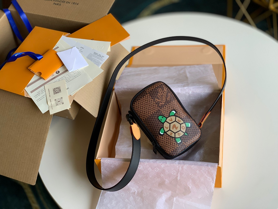 NO:395695,【Exclusive real photo M55262】NiGo joint cooperation series M55262 turtle mobile phone bag size 10x16x5cm.,LV【Original leather】,louis vuitton19860909【独家实拍M55262】NiGo联名合作系列 M55262乌龟手机包 尺寸10x16x5cm .,LV【原厂皮】,louis vuitton,Bag