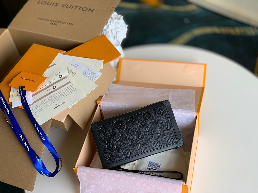 NO:395698,【Exclusive real shot 68986】Soft Trunk Clutch series M68986 black full leather embossed handbag Size 22x12.4x3.7cm.,LV【Original leather】,louis vuitton19860909【独家实拍68986】Soft Trunk Clutch系列 M68986黑色全皮压花手包 尺寸22x12.4x3.7cm .,LV【原厂皮】,louis vuitton,Bag