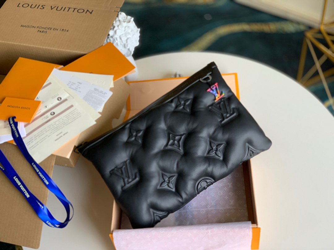 NO:395752,【Exclusive real photo M68775】Cuff bag material Virgil Abloh launched fluffy sheepskin in the 2019 autumn and winter series with Monogram embossed lining and letters, which easily accommodate A4 files and travel needs in a modern style. Size 34.5 x 24.0 x 1.0 cm.,LV【Original leather】,louis vuitton,handbag,sheepskin19860909【独家实拍M68775】手拿包取材 Virgil Abloh 于 2019 秋冬系列推出的蓬松绵羊皮 搭配 Monogram 压纹内衬与字母 以摩登风尚轻松容纳 A4 文件与旅行所需. 尺寸34.5 x 24.0 x 1.0 cm .,LV【原厂皮】,louis vuitton,handbag,sheepskin,Bag