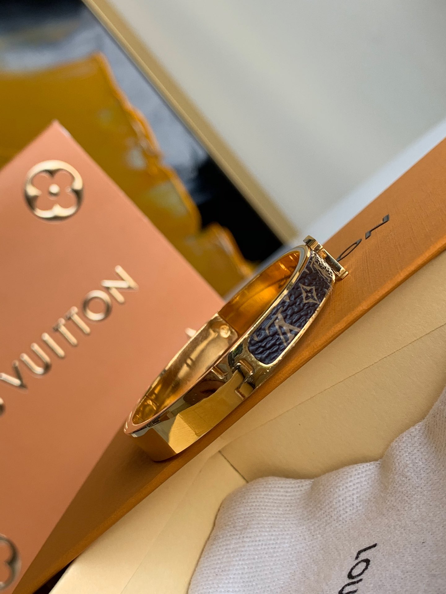 NO:395701,Donkey bracelet, summer hand-display is essential, priced, LV [original leather], louis vuitton, louis vuitton, louis vuitton, bracelet19860909驴家手镯 夏天露手 必不可少 一口价,LV【原厂皮】,louis vuitton,louis vuitton,louis vuitton,bracelet,Bag