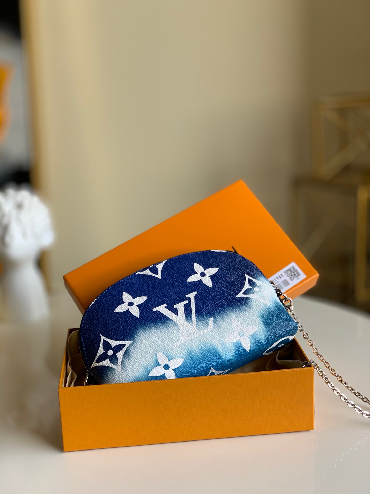 NO:395713,【Exclusive real photo M69139 large chain】Blue This makeup bag is included in the Escale accessories and leather goods series in summer. Monogram Giant canvas presents a brand new tie-dye printing, plenty of space, wide zipper mouth and washable lining make it ideal for daily or travel. Size 22.0 x 15.0 x 6.0 cm .,LV【Original leather】,louis vuitton,cosmetic bags & cases19860909【独家实拍M69139大号链条】蓝色 本款化妆包于 夏季跻身 Escale 配饰及皮具系列.Monogram Giant 帆布呈现崭新扎染印花,充裕空间、拉链广口及可水洗内衬成就日常或旅途的理想之选.尺寸22.0 x 15.0 x 6.0 cm .,LV【原厂皮】,louis vuitton,cosmetic bags & cases,Bag