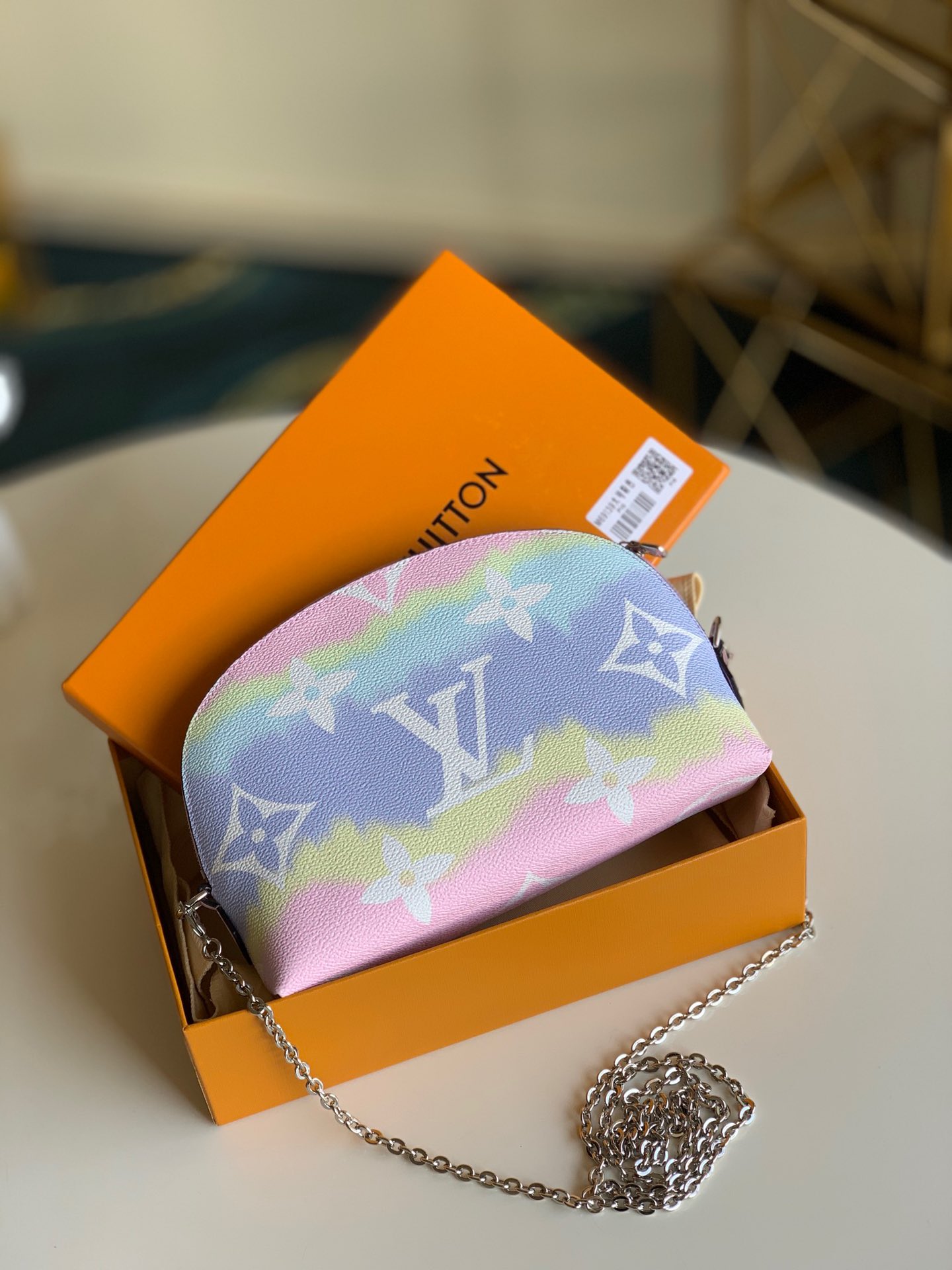 NO:395716,【Exclusive real photo M69139 large chain】 This makeup bag is included in the Escale accessories and leather goods series in summer. Monogram Giant canvas presents a brand new tie-dye printing, plenty of space, wide zipper mouth and washable lining make it ideal for daily or travel. Size 22.0 x 15.0 x 6.0 cm.,LV【Original leather】,louis vuitton,cosmetic bags & cases19860909【独家实拍M69139大号链条】 本款化妆包于 夏季跻身 Escale 配饰及皮具系列.Monogram Giant 帆布呈现崭新扎染印花,充裕空间、拉链广口及可水洗内衬成就日常或旅途的理想之选.尺寸22.0 x 15.0 x 6.0 cm .,LV【原厂皮】,louis vuitton,cosmetic bags & cases,Bag