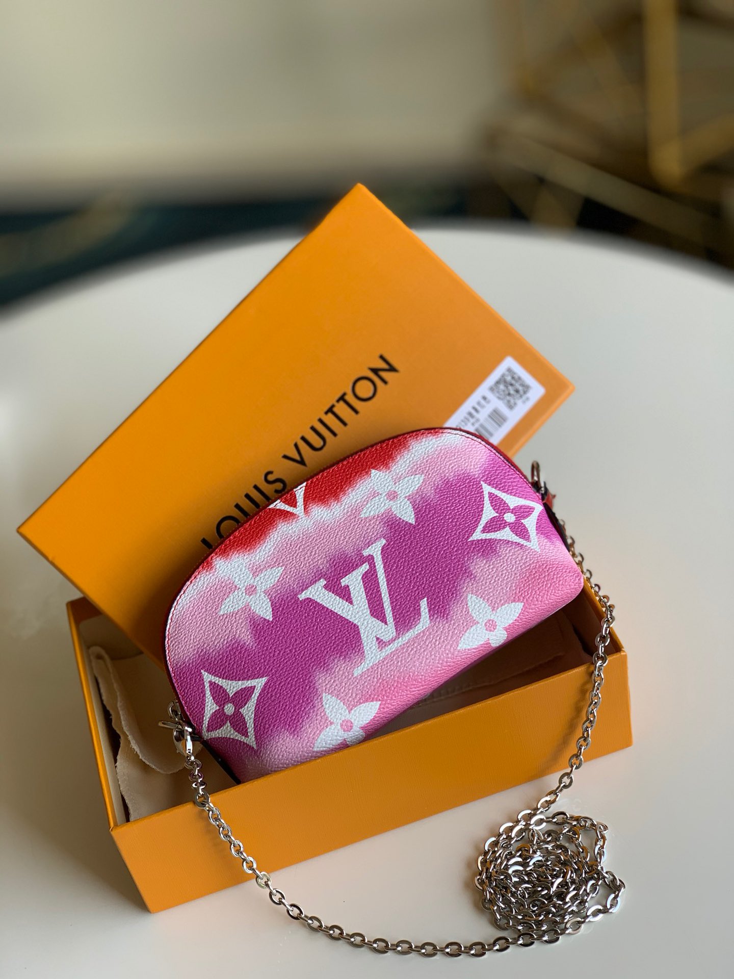 NO:395717,【Exclusive real photo M69139 small chain】This makeup bag is included in the Escale accessories and leather goods series in summer. Monogram Giant canvas presents a brand new tie-dye printing, plenty of space, wide zipper mouth and washable lining make it ideal for daily or travel. Size 19.0 x 12.0 x 6.0 cm.,LV【Original leather】,louis vuitton,cosmetic bags & cases19860909【独家实拍M69139小号链条】此化妆包于 夏季跻身 Escale 配饰及皮具系列.Monogram Giant 帆布呈现崭新扎染印花,充裕空间、拉链广口及可水洗内衬成就日常或旅途的理想之选.尺寸19.0 x 12.0 x 6.0 cm .,LV【原厂皮】,louis vuitton,cosmetic bags & cases,Bag