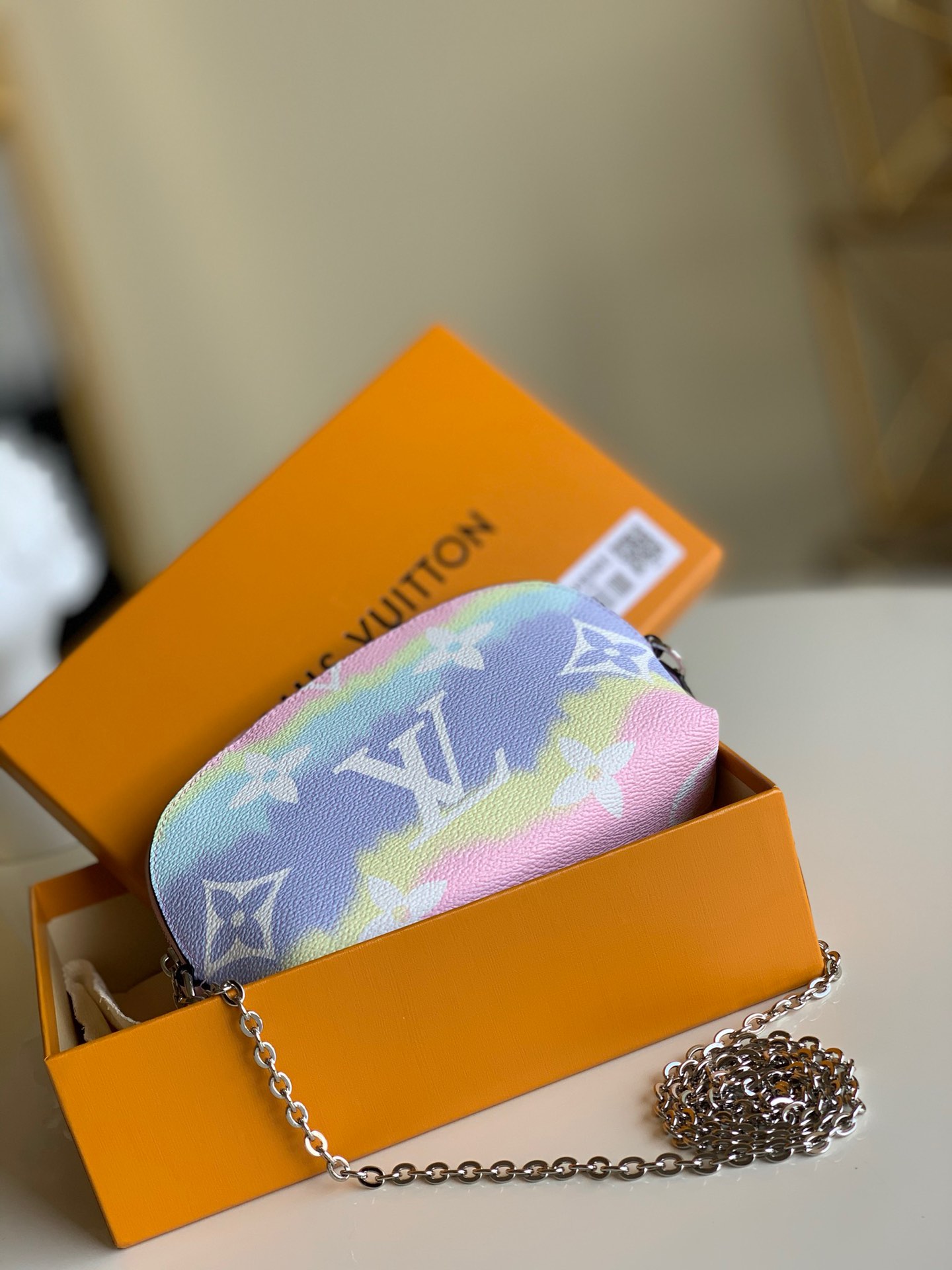 NO:395721,【Exclusive real photo M69139 small chain】This makeup bag is included in the Escale accessories and leather goods series in summer. Monogram Giant canvas presents a brand new tie-dye printing, plenty of space, wide zipper mouth and washable lining make it ideal for daily or travel. Size 19.0 x 12.0 x 6.0 cm.,LV【Original leather】,louis vuitton,cosmetic bags & cases19860909【独家实拍M69139小号链条】此化妆包于 夏季跻身 Escale 配饰及皮具系列.Monogram Giant 帆布呈现崭新扎染印花,充裕空间、拉链广口及可水洗内衬成就日常或旅途的理想之选.尺寸19.0 x 12.0 x 6.0 cm .,LV【原厂皮】,louis vuitton,cosmetic bags & cases,Bag