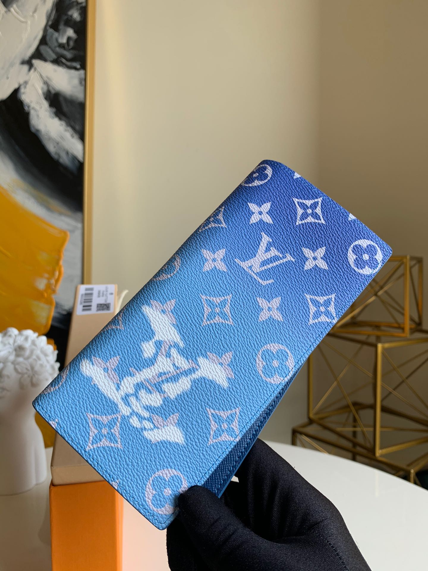 NO:395725,【Exclusive real shot M48456】BRAZZA suit clip The gradient presbyterian flowers are covered with the logo transformed from white clouds, which reflects the blue tones of the sky. In short, it is a series that looks extremely pleasant. Size 19x 10cm.,LV【Original leather】,louis vuitton,business suit19860909【独家实拍M48456】BRAZZA西装夹 渐变的老花上面覆盖着白云幻化而来的Logo,映射着天空的蔚蓝色调,总之就是一个看上去就让人心情极度愉悦的系列 尺寸19x 10cm .,LV【原厂皮】,louis vuitton,business suit,Bag