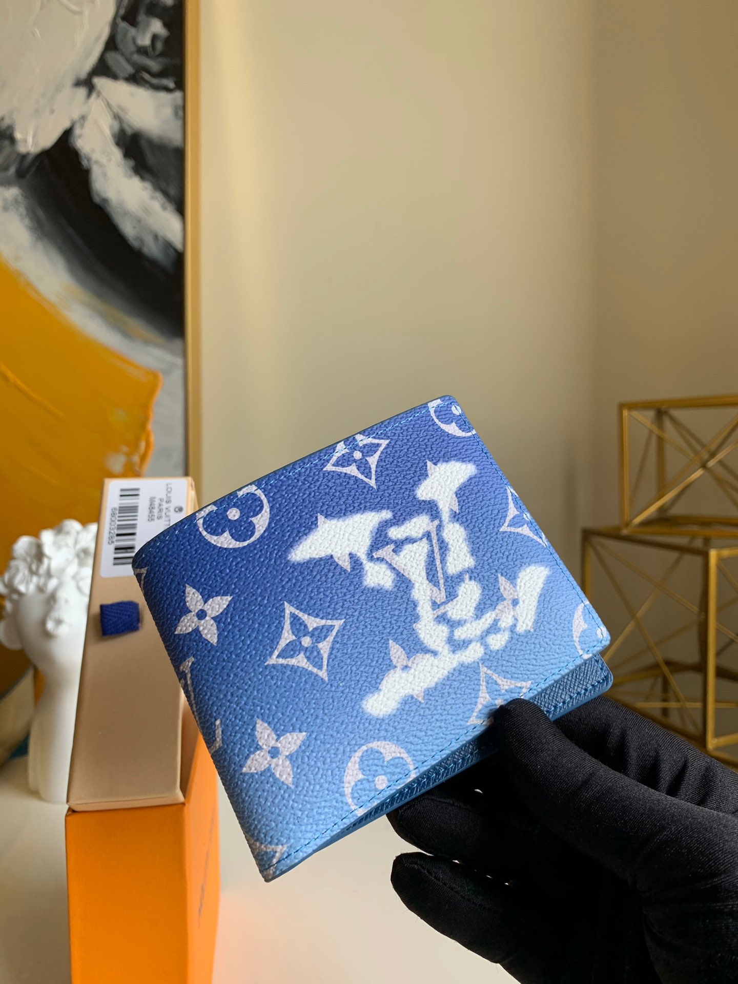 NO:395727,【Exclusive real shot M48455】MULTIPLE short wallet Gradient presbyterian flowers are covered with the LV logo transformed from white clouds, which reflects the blue tones of the sky. In short, it is a series that looks extremely pleasant. 11.5 x 9. cm.,LV [original leather],louis vuitton19860909【独家实拍M48455】MULTIPLE短钱夹 渐变的老花上面覆盖着白云幻化而来的LV Logo,映射着天空的蔚蓝色调,总之就是一个看上去就让人心情极度愉悦的系列尺寸11.5 x 9. cm .,LV【原厂皮】,louis vuitton,Bag