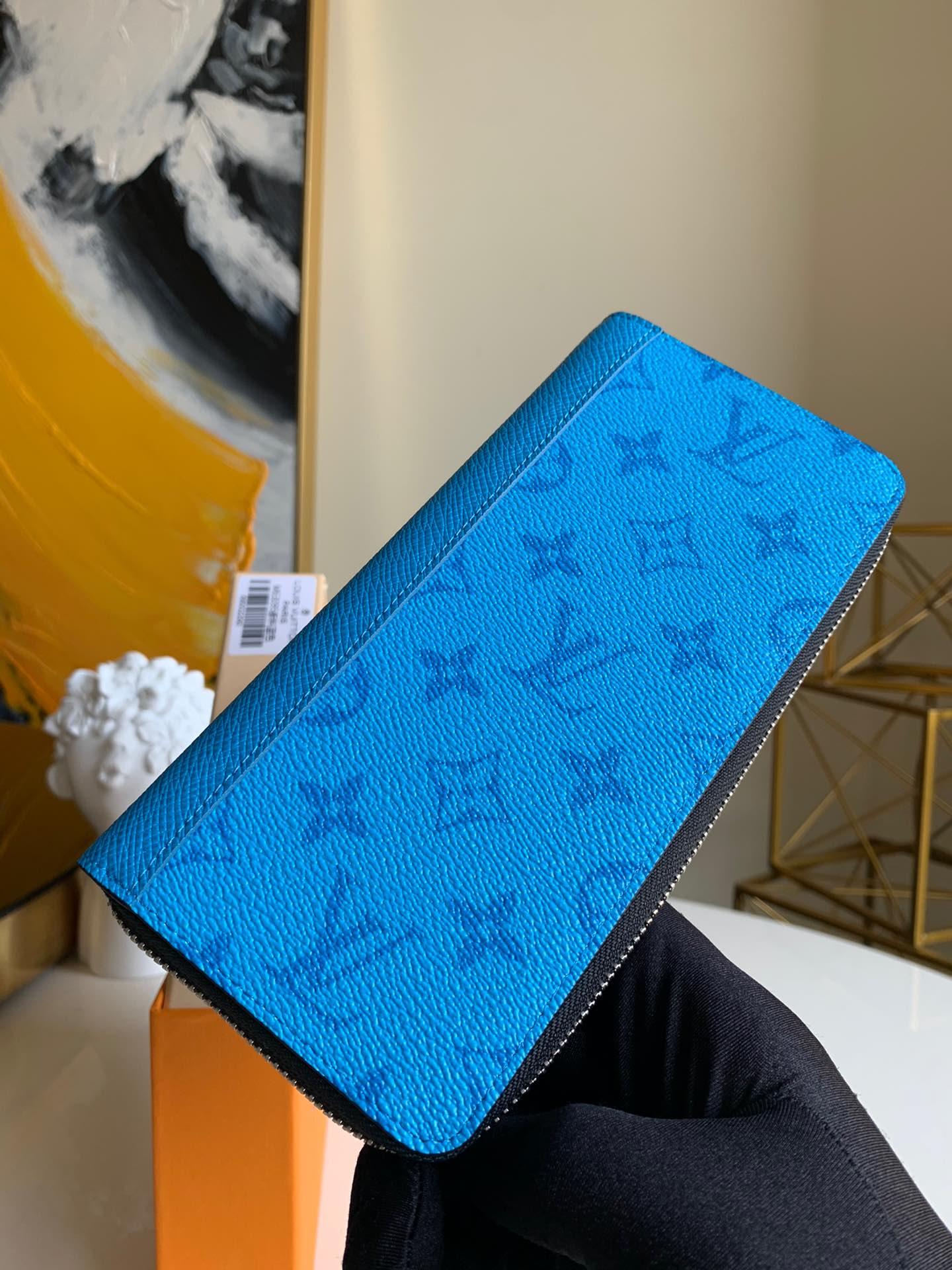 NO:395733,【Exclusive real photo M63095 spliced ​​blue】 ZIPPY VERTICAL wallet This men's vertical zipper wallet is made of wear-resistant Damier Graphite canvas, with elegant temperament. Multiple practical pockets and compartments designs can easily accommodate cash, credit cards and change. 20x10cm..280, LV [original leather], louis vuitton19860909【独家实拍M63095 拼接蓝色】 ZIPPY VERTICAL 钱夹 这款男士竖款拉链钱夹以耐磨的Damier Graphite 帆布制成,气质优雅.多个实用的口袋和隔层设计可轻松容纳现金、信用卡和零钱.20x10cm..280,LV【原厂皮】,louis vuitton,Bag