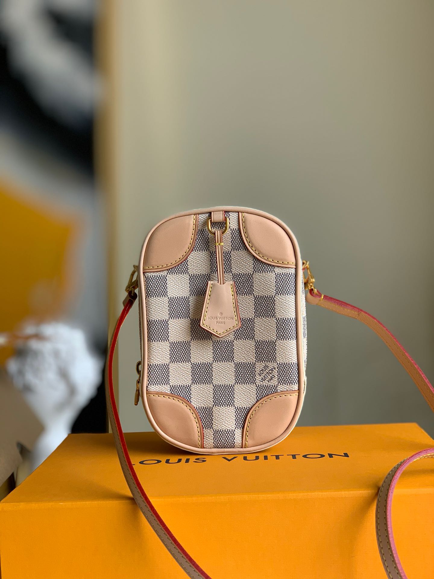 NO:395718,[Exclusive real photo N60360] Neokapi vertical clutch with Damier Azur canvas presents a rectangular appearance, which can accommodate smartphones and cards, etc., and is paired with a leather key bag that references Louis Vuitton's heritage. Whether it is crossbody, shoulders or waist tied, it can release a dynamic and modern atmosphere. Size: 11.5 x 17.5 x 6.5 cm.,LV [original leather],louis vuitton,louis vuitton,handbag19860909【独家实拍N60360】Neokapi 立式手拿包以 Damier Azur 帆布呈现矩形外观,可容纳智能手机和卡片等随行所需,搭配援引路易威登传承的皮革钥匙包.无论斜挎、肩背或系腰,均可释放动感摩登气息.尺寸: 11.5 x 17.5 x 6.5 cm .,LV【原厂皮】,louis vuitton,louis vuitton,handbag,Bag