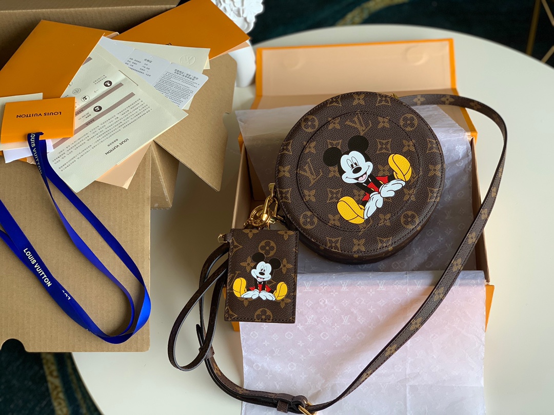 NO:395720,[Exclusive real photo M49986] The new Mickey silk-print round cake bag made of Monogram canvas is transformed into this cute carry-on bag. <You can also be used as a clutch> The presbyop Mickey silk-print round box is fashionable and charming!  Small and practical, especially cute and fashionable. Size 19×19×8cm.,LV【Original leather】,louis vuitton,hats19860909【独家实拍M49986】新款Monogram帆布制成的米奇丝印圆饼包 经典的帽盒摇身变成此款风格可爱的随身小袋.＜也可当成手包使用＞老花米奇丝印圆盒子时髦而迷人！小巧而实用,特别可爱时尚 尺寸19×19×8cm .,LV【原厂皮】,louis vuitton,hats,Bag