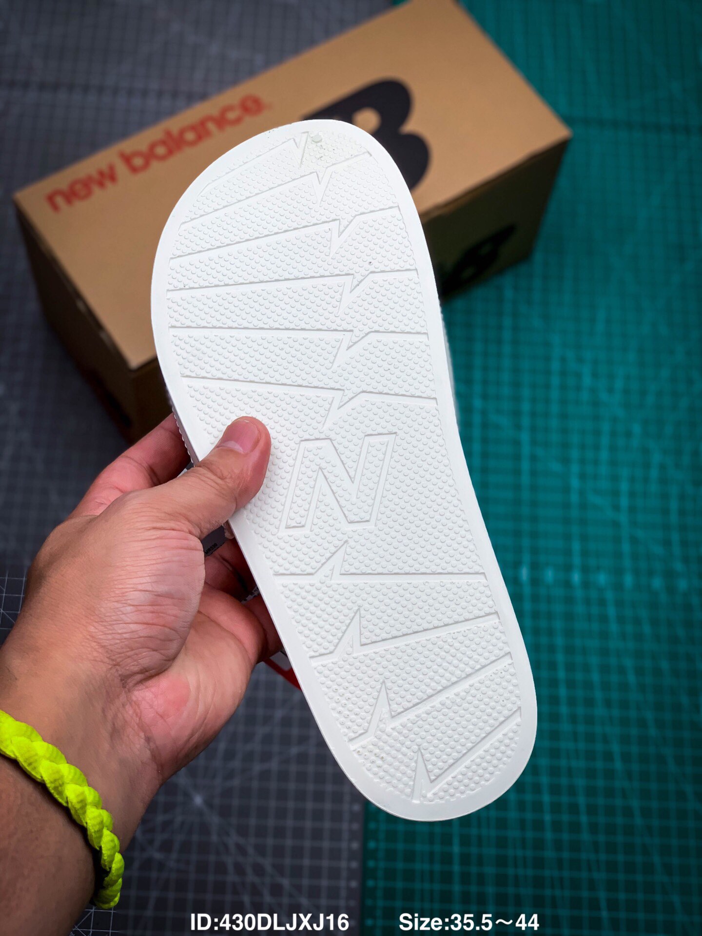 💰75
新百伦NB X JEONHWANGIL插画家联名刺绣男女夏拖鞋
ID:430DLJXJ16        Size:36～44