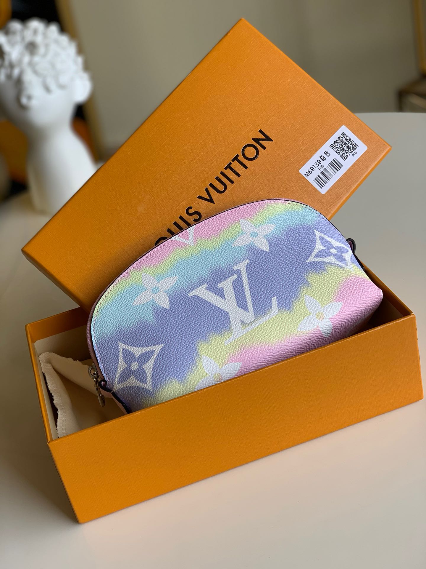 NO:395722,【Exclusive real photo M69139】This makeup bag is included in the Escale accessories and leather goods series in summer. Monogram Giant canvas presents a brand new tie-dye printing, with plenty of space, wide zipper mouth and washable lining making it ideal for daily or travel. Size 19.0 x 12.0 x 6.0 cm.,LV【Original leather】,louis vuitton,cosmetic bags & cases19860909【独家实拍M69139】此化妆包于 夏季跻身 Escale 配饰及皮具系列.Monogram Giant 帆布呈现崭新扎染印花,充裕空间、拉链广口及可水洗内衬成就日常或旅途的理想之选.尺寸19.0 x 12.0 x 6.0 cm .,LV【原厂皮】,louis vuitton,cosmetic bags & cases,Bag