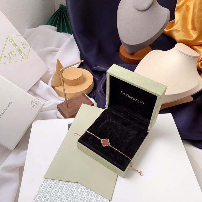 NO:100874,New Year's Red Hot Selling Original Diamond Buckle Highest Level Van Clerk Arpels VCA Four-leaf Crop Single Flower Bracelet. Material is high-end customized 925 sterling silver thick gold plated, high-definition engraving, the latest original Diamond Buckle in the counter!  ,Vca bracelet,van clear,bracelet,pure silver19860909新年款新年红热卖款 原版菱形扣 最高级别 梵克雅宝 vca 四叶草 单花 手链.材质为高端定制925纯银镀厚金,高清刻字,专柜最新款原装菱形◇扣！,Vca手链,van cleef,bracelet,pure silver,Jewelry