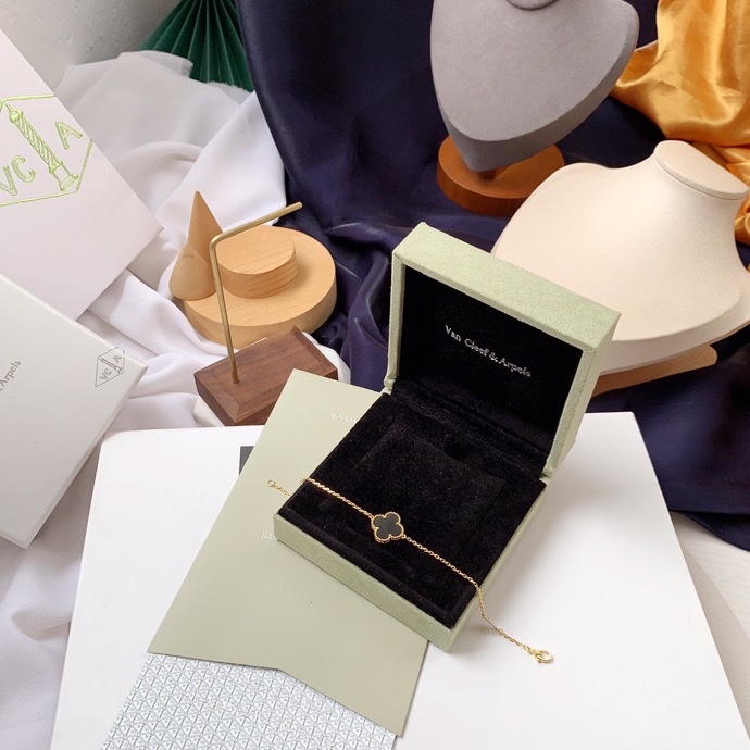 NO:360472,Original diamond buckle, the highest level Van Clerk, Arpels vca, four-leaf clover, single flower bracelet. The material is high-end customized 925 sterling silver thick gold plated, high-definition lettering, the latest original diamond buckle in the counter!  ,Vca bracelet,van clear,bracelet,pure silver19860909原版菱形扣 最高级别 梵克雅宝 vca 四叶草 单花 手链.材质为高端定制925纯银镀厚金,高清刻字,专柜最新款原装菱形◇扣！,Vca手链,van cleef,bracelet,pure silver,Jewelry